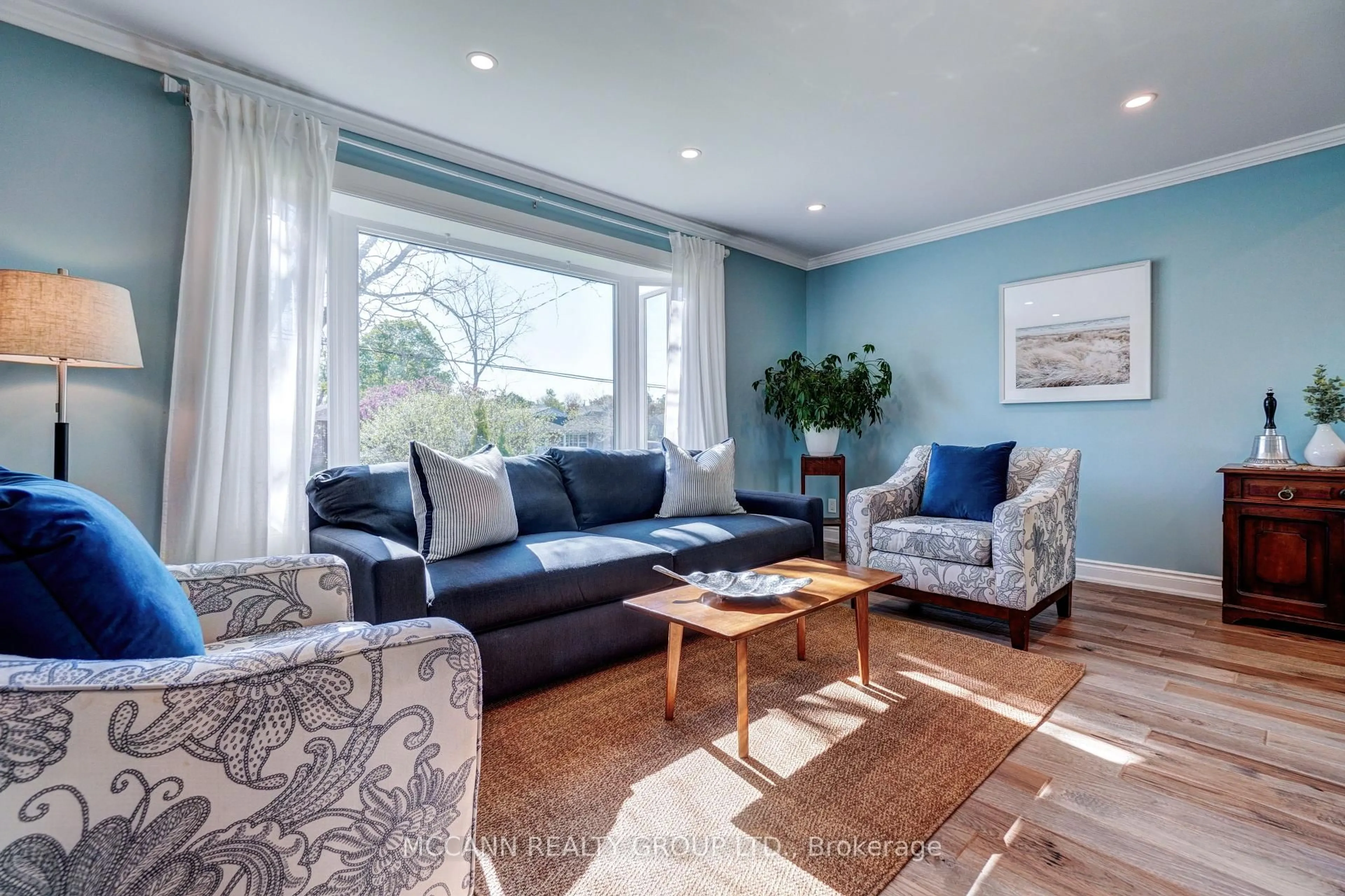 Living room with furniture, wood/laminate floor for 29 Third Ave, Uxbridge Ontario L9P 1K2