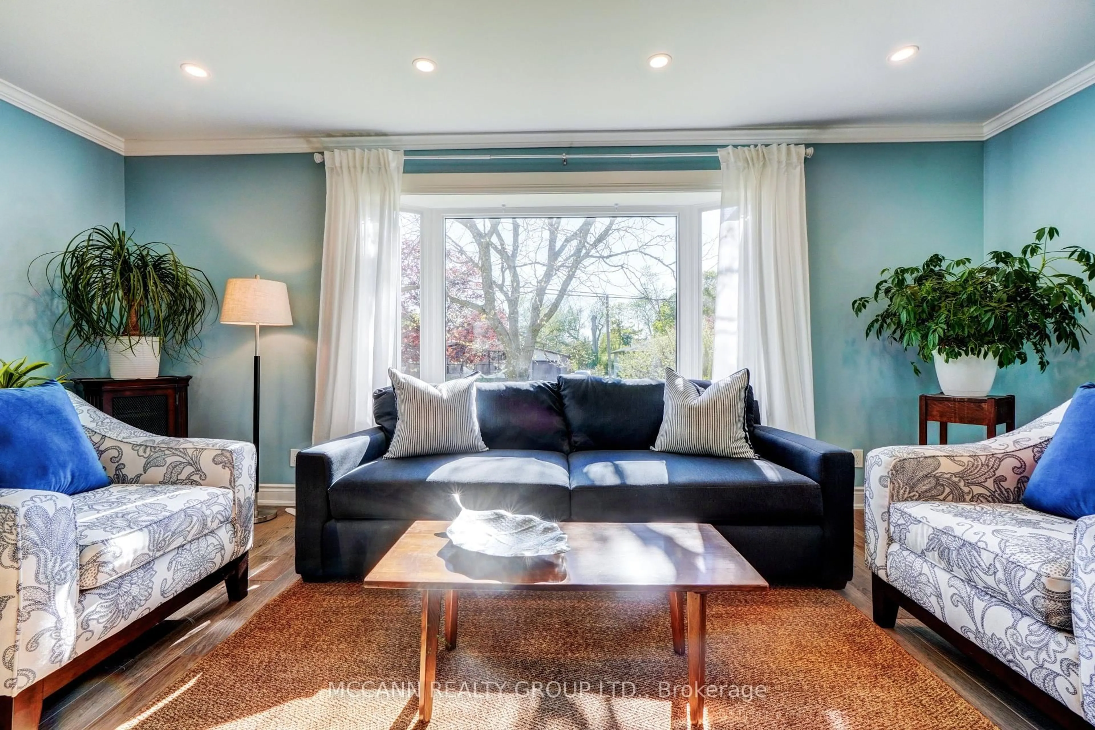 Living room with furniture, unknown for 29 Third Ave, Uxbridge Ontario L9P 1K2