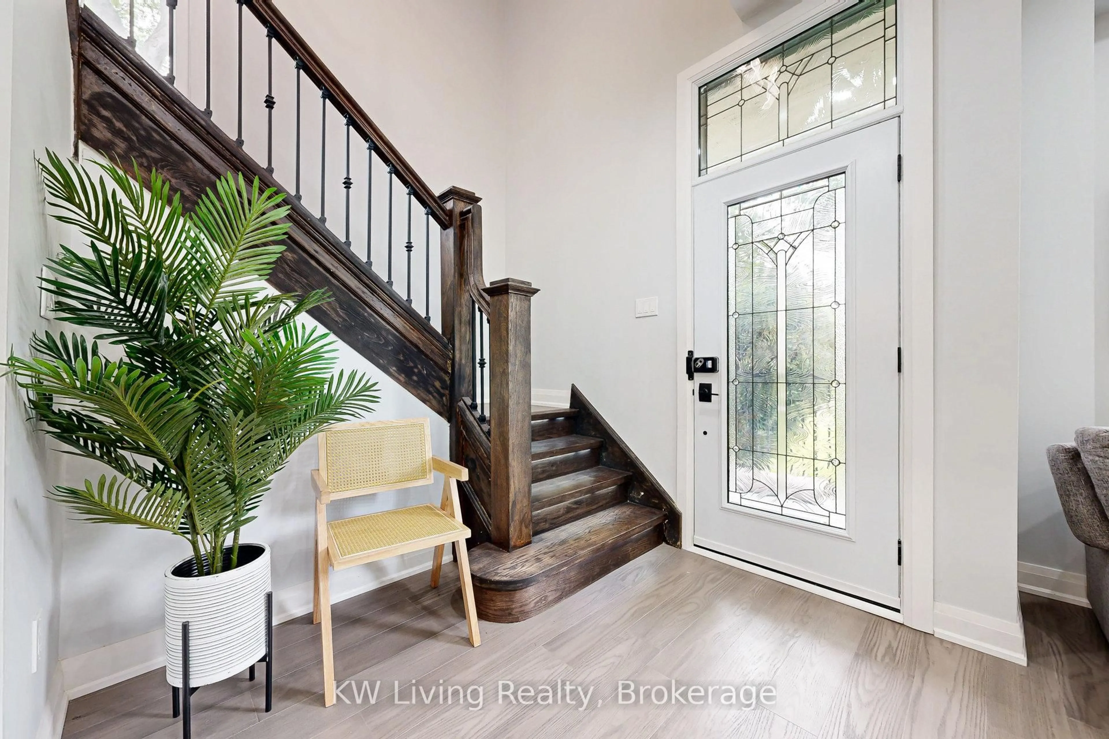 Indoor entryway for 22 Niagara St, Newmarket Ontario L3Y 4E3
