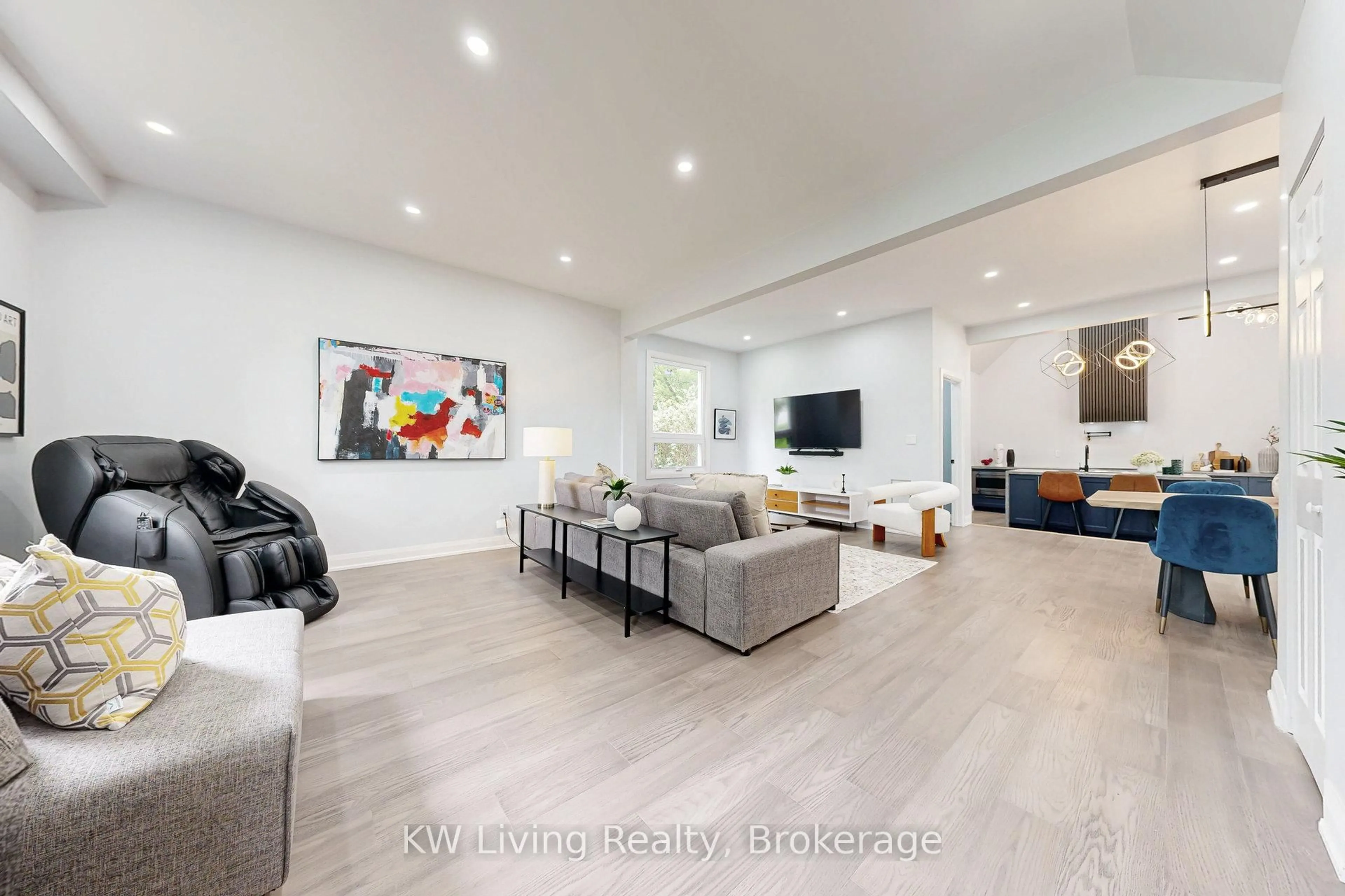 Living room with furniture, unknown for 22 Niagara St, Newmarket Ontario L3Y 4E3