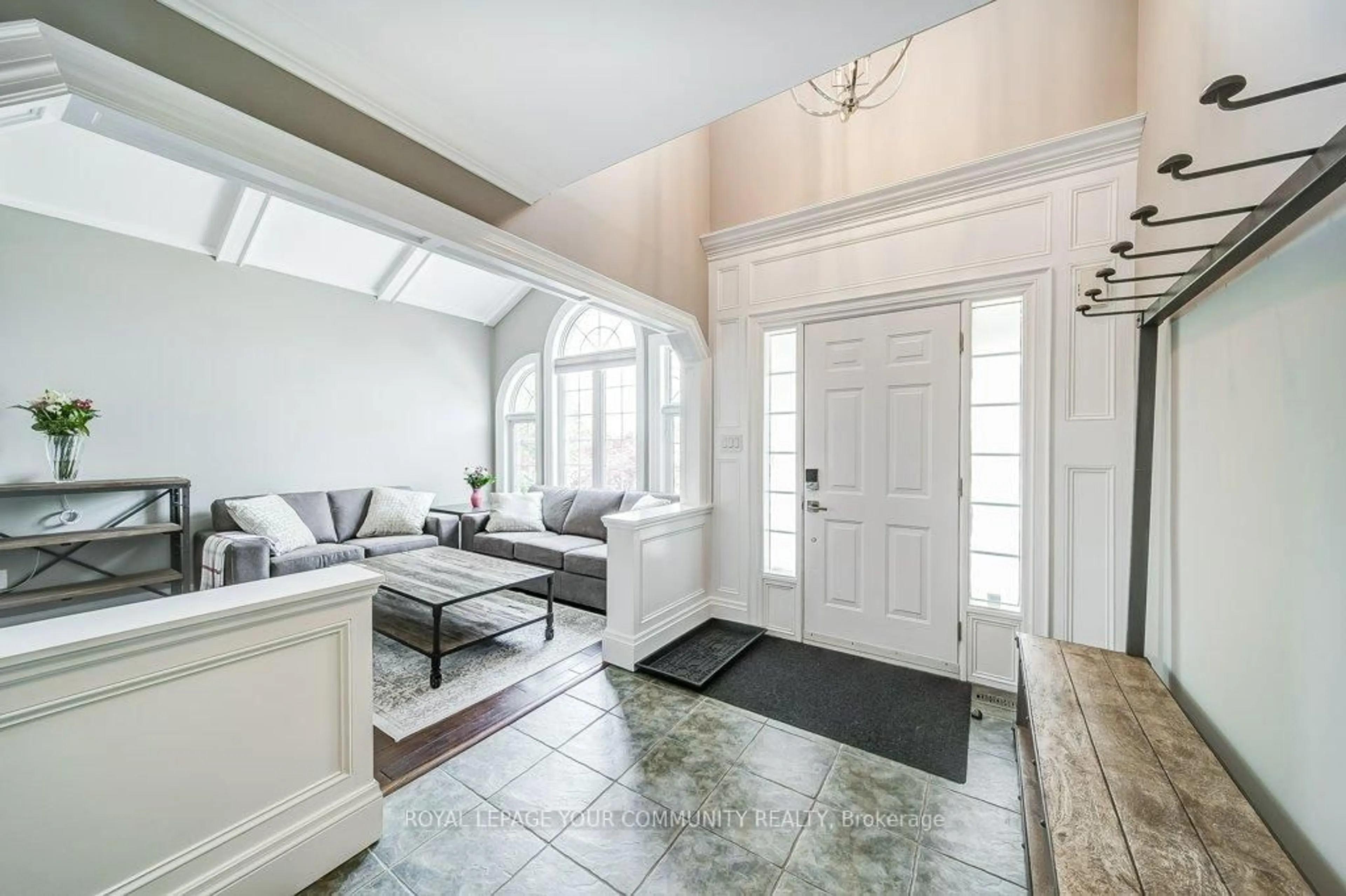 Indoor entryway for 96 Kerfoot Cres, Georgina Ontario L4P 4B6