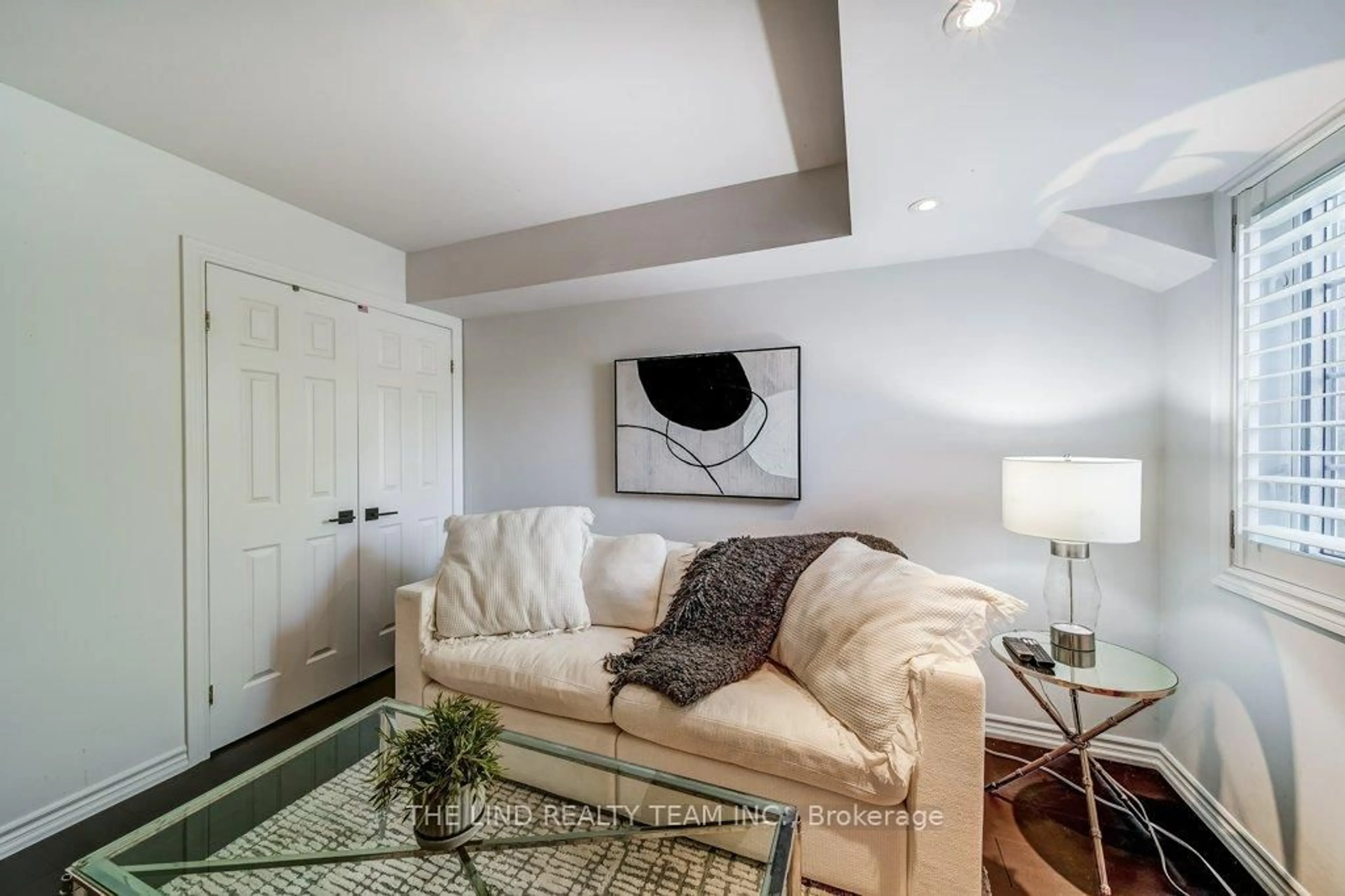 Living room with furniture, unknown for 520 Silken Laumann Dr #33, Newmarket Ontario L3X 2S7