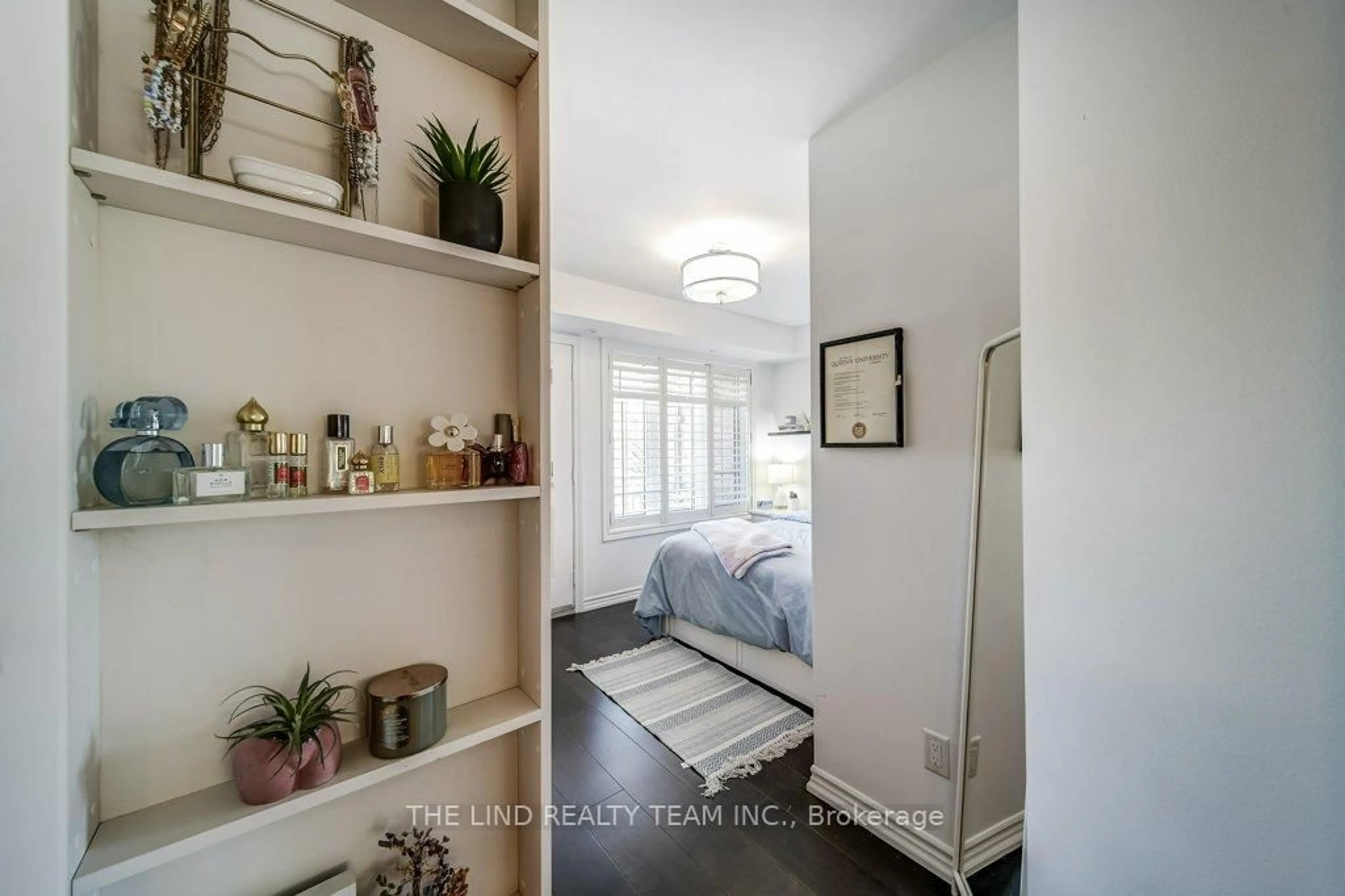 Indoor entryway for 520 Silken Laumann Dr #33, Newmarket Ontario L3X 2S7