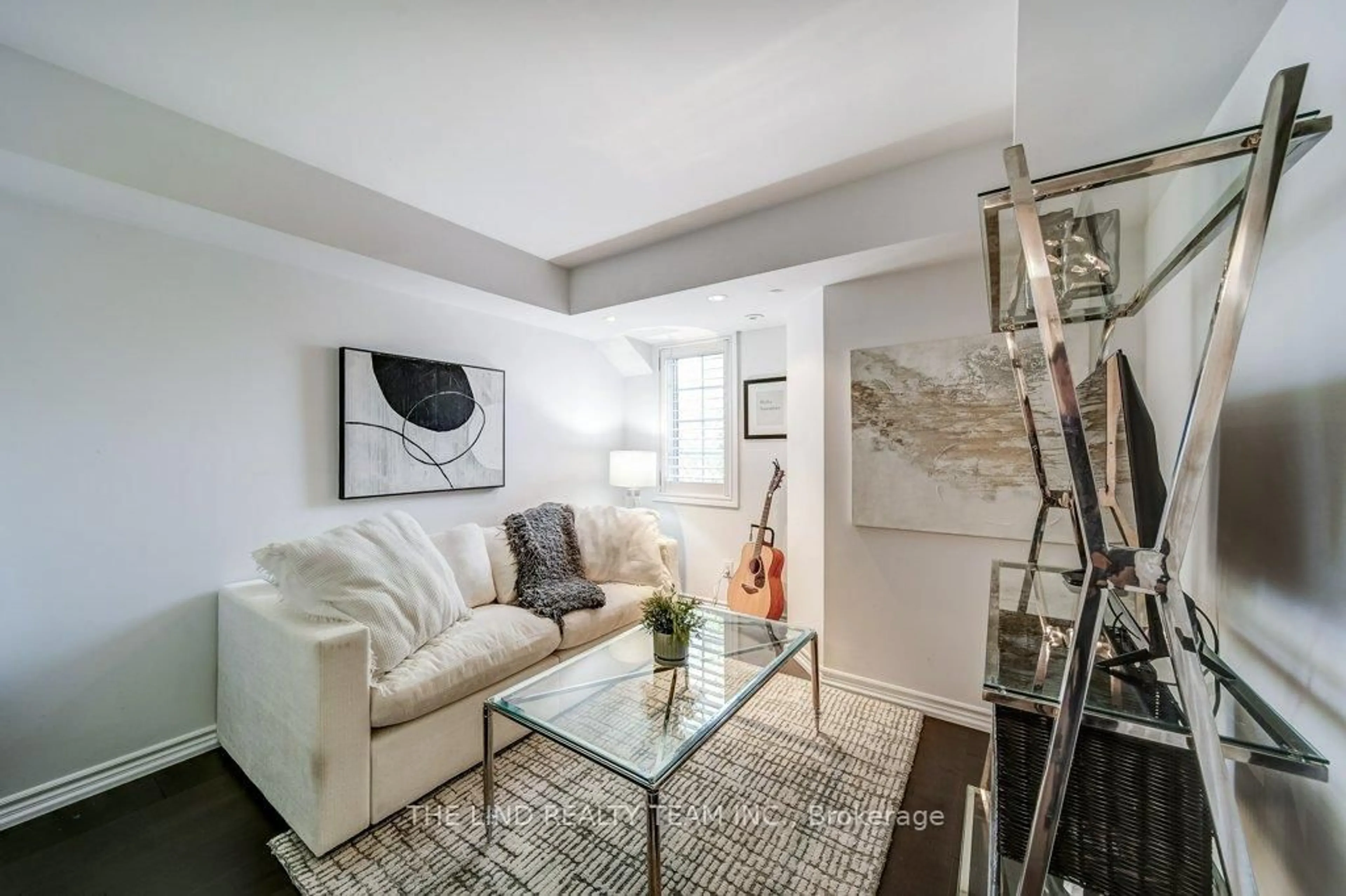 Living room with furniture, unknown for 520 Silken Laumann Dr #33, Newmarket Ontario L3X 2S7