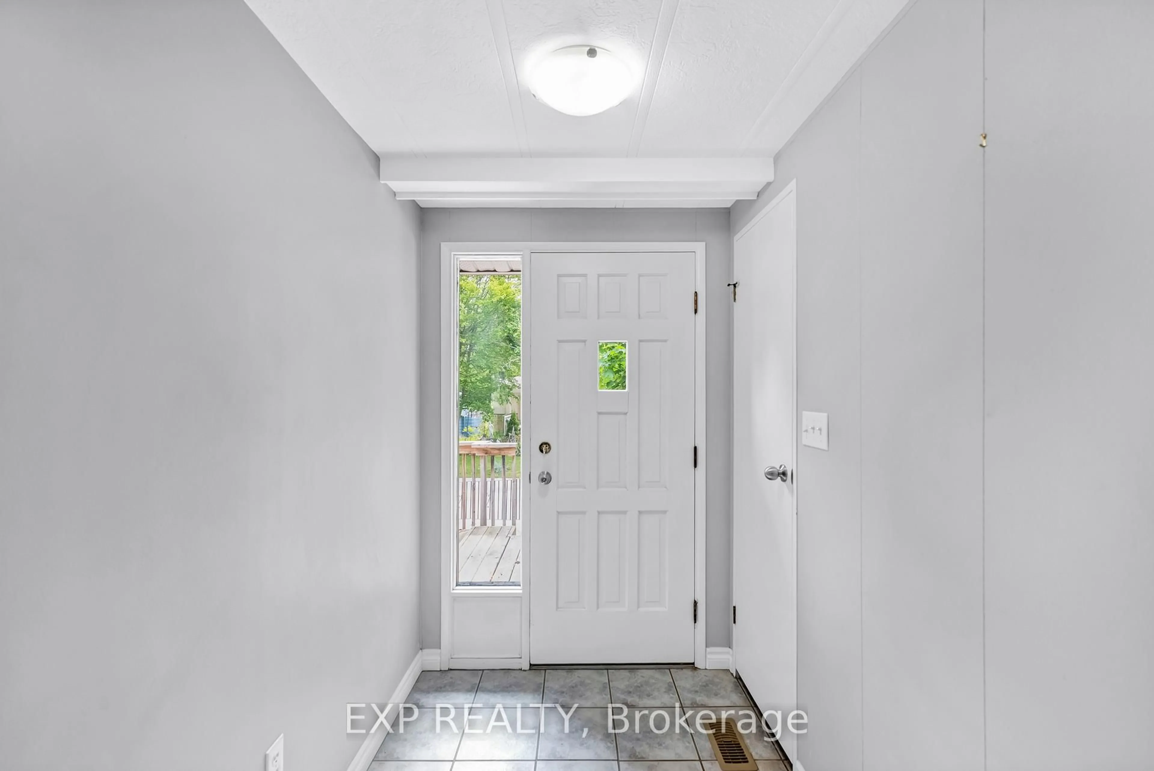 Indoor entryway for 44 Linden Lane, Innisfil Ontario L9S 1P2