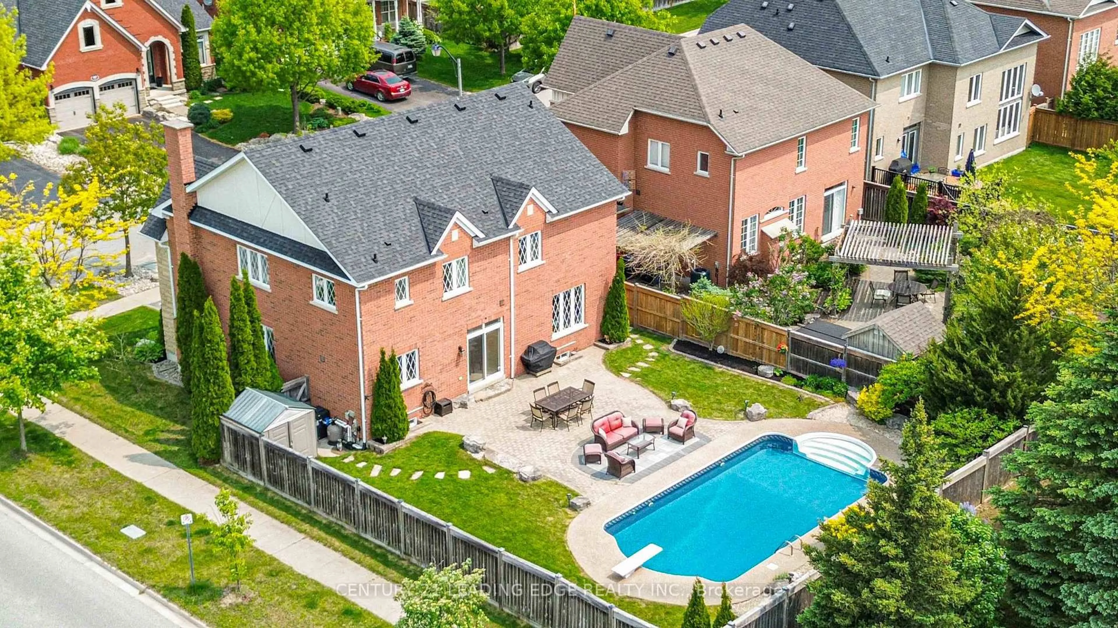 A pic from outside/outdoor area/front of a property/back of a property/a pic from drone, street for 83 Joseph St, Uxbridge Ontario L9P 1Z5