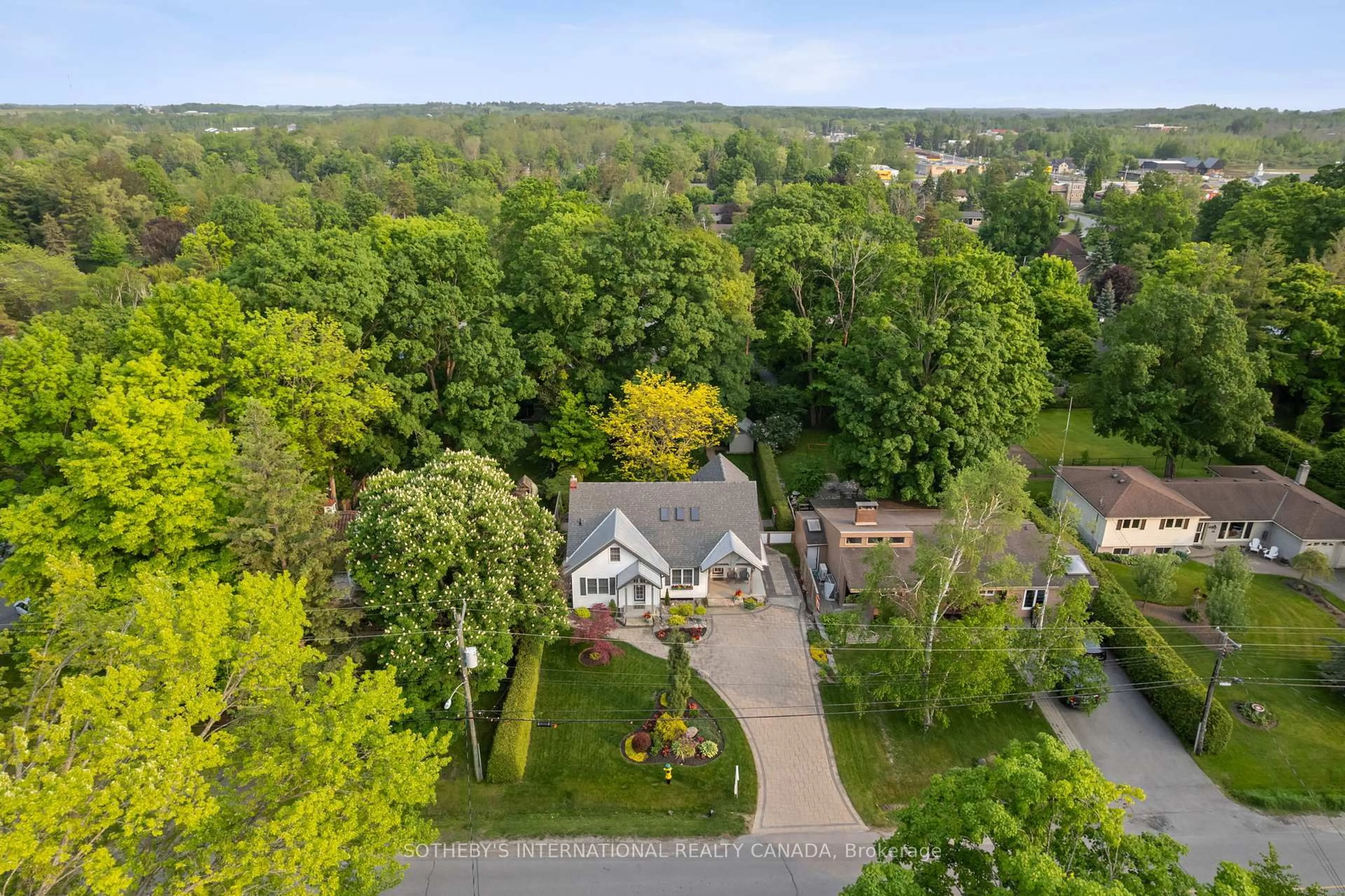 A pic from outside/outdoor area/front of a property/back of a property/a pic from drone, street for 35 Wood River Bend, Georgina Ontario L0E 1R0