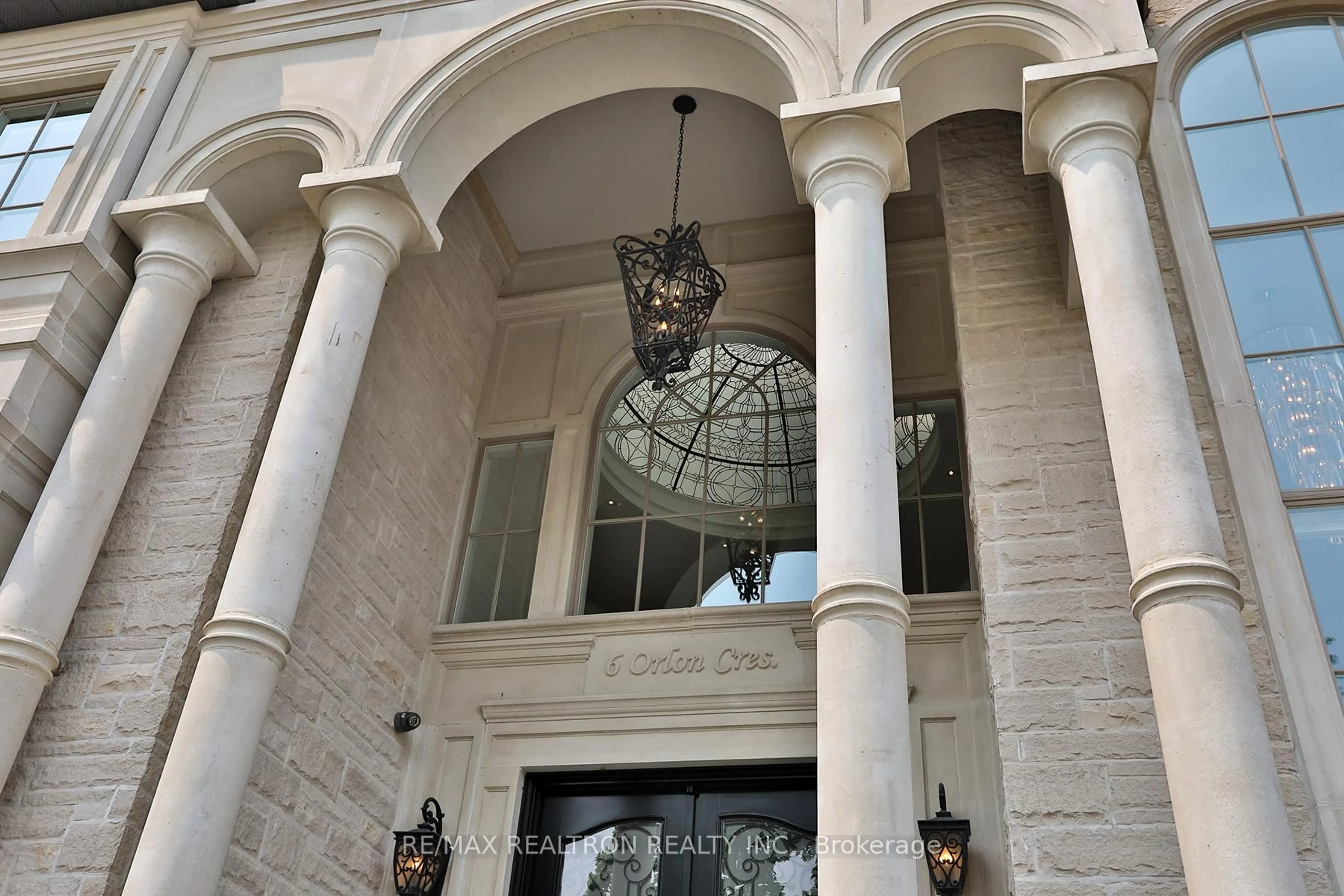Indoor foyer for 6 Orlon Cres, Richmond Hill Ontario L4C 6S5