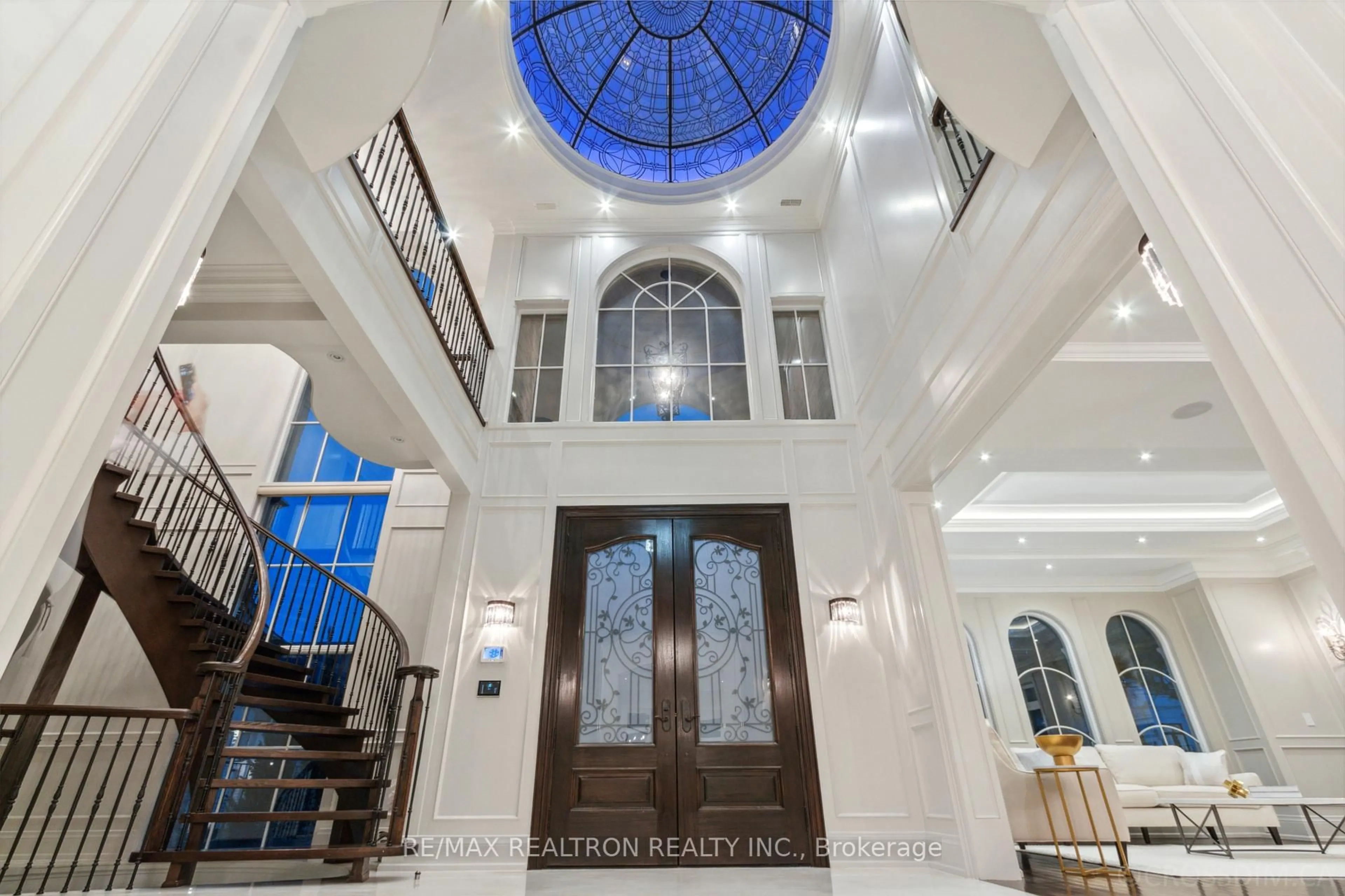 Indoor foyer for 6 Orlon Cres, Richmond Hill Ontario L4C 6S5