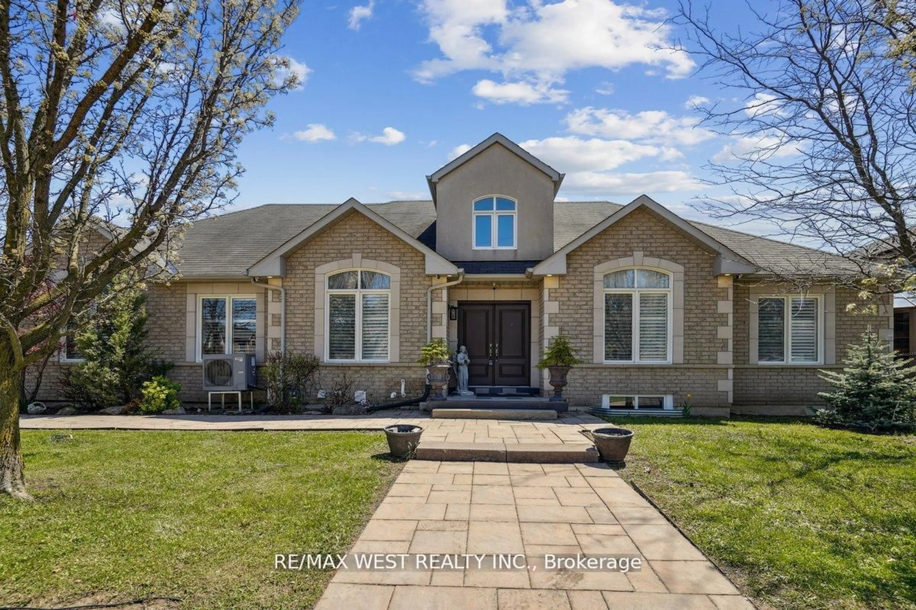 Home with brick exterior material, street for 2 Brookgreene Cres, Richmond Hill Ontario L4C 9W5