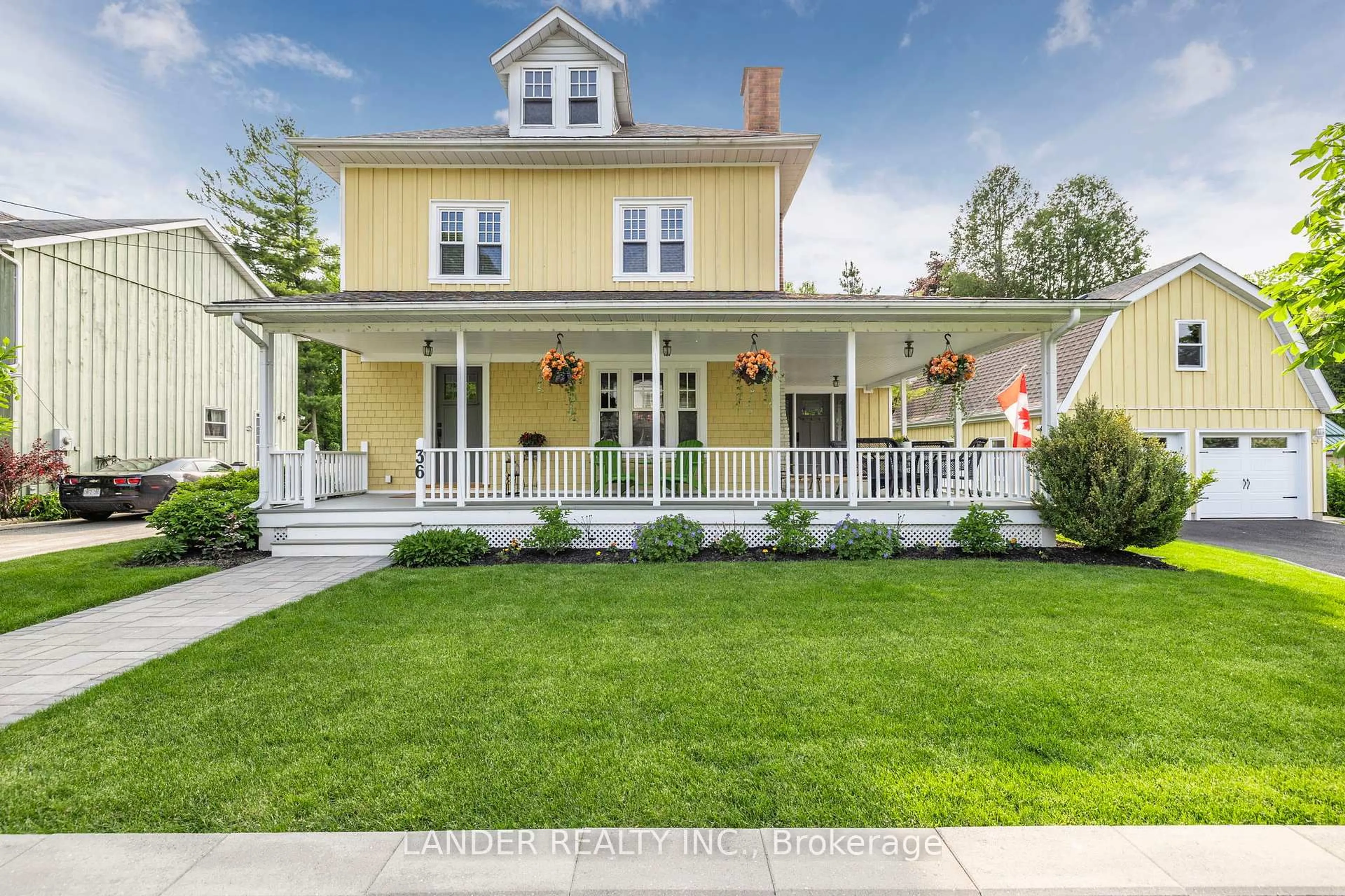 Home with vinyl exterior material, street for 36 King St, East Gwillimbury Ontario L0G 1M0
