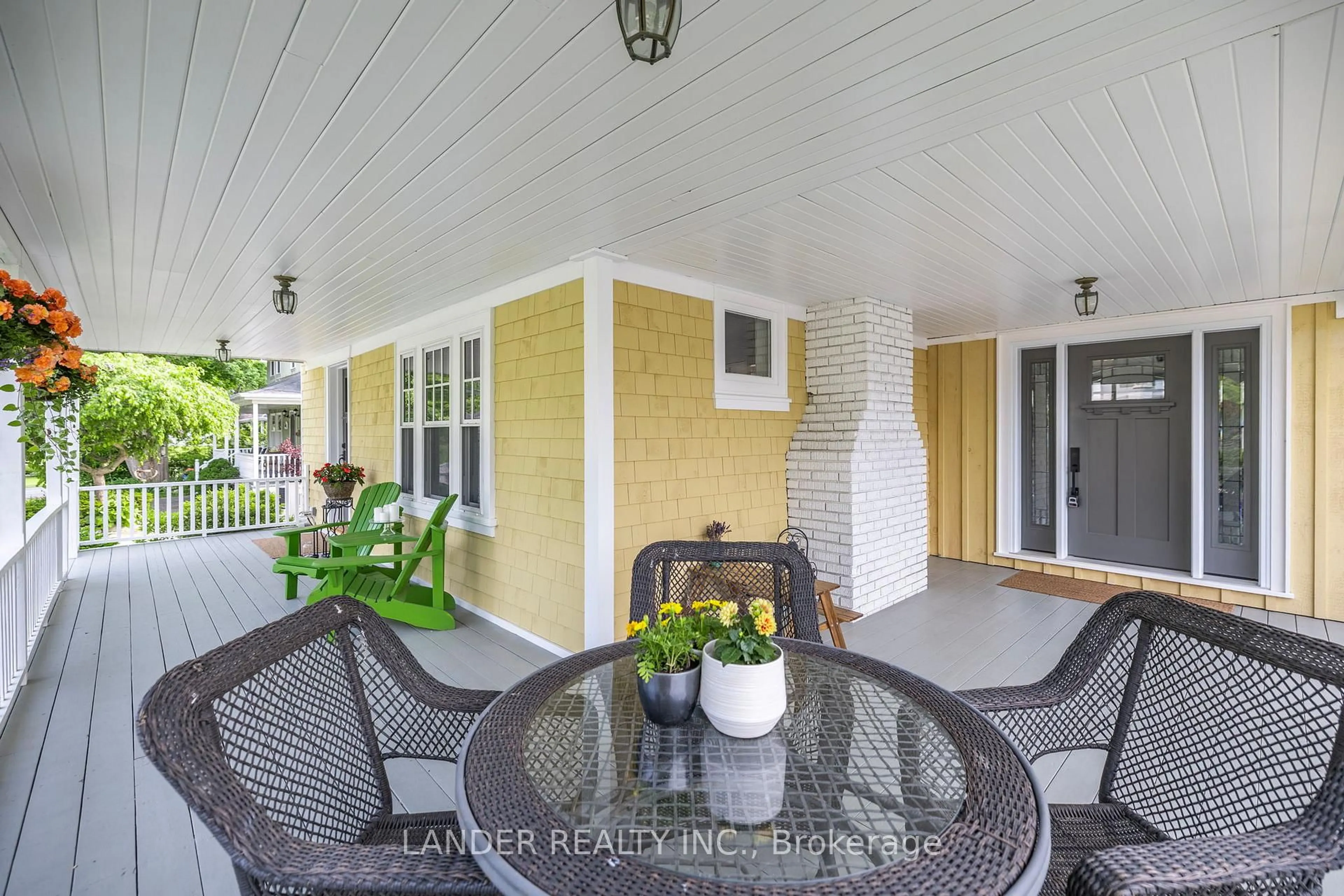 Patio, street for 36 King St, East Gwillimbury Ontario L0G 1M0