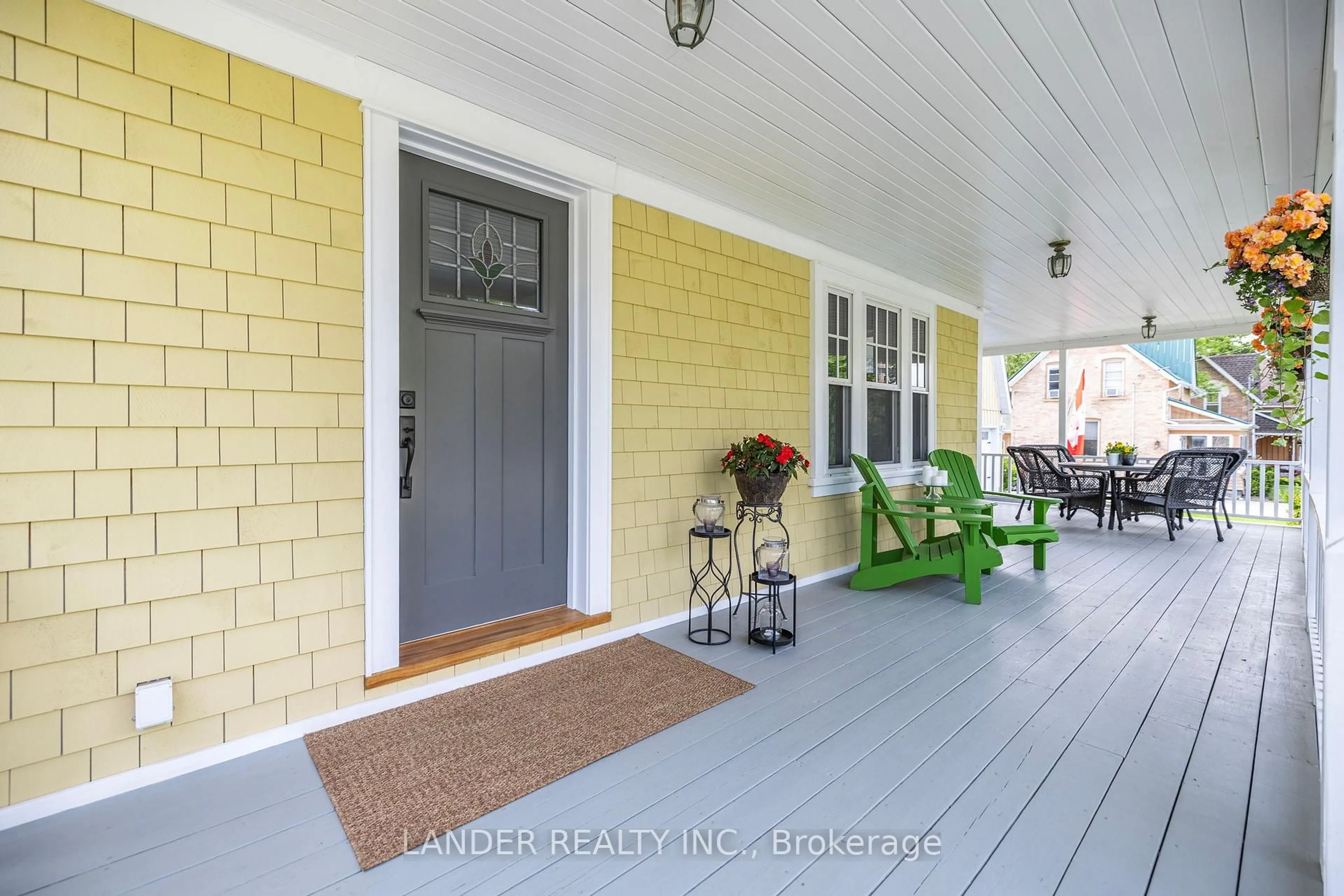 Indoor entryway for 36 King St, East Gwillimbury Ontario L0G 1M0