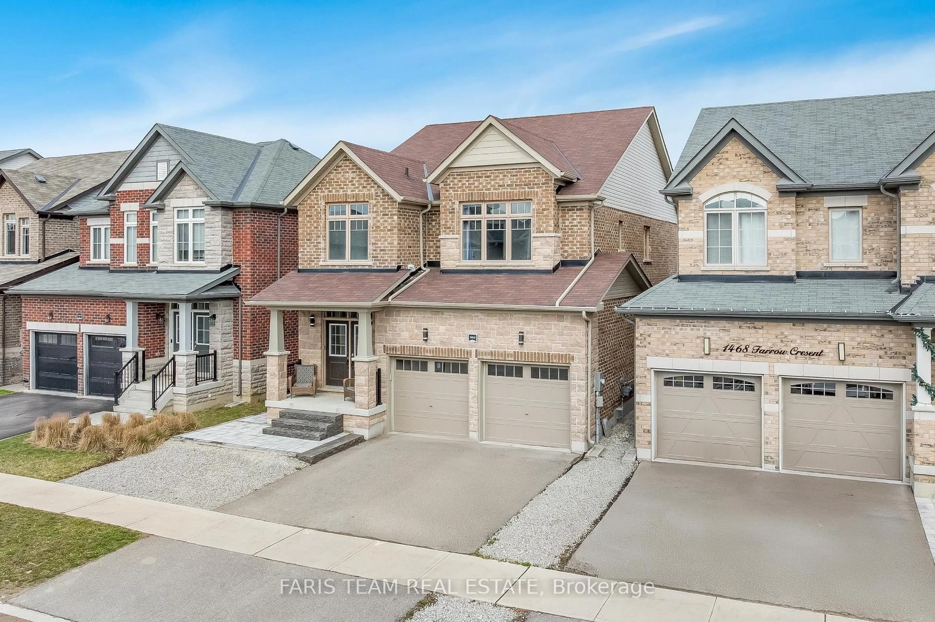 A pic from outside/outdoor area/front of a property/back of a property/a pic from drone, street for 1464 Farrow Cres, Innisfil Ontario L9S 0L6