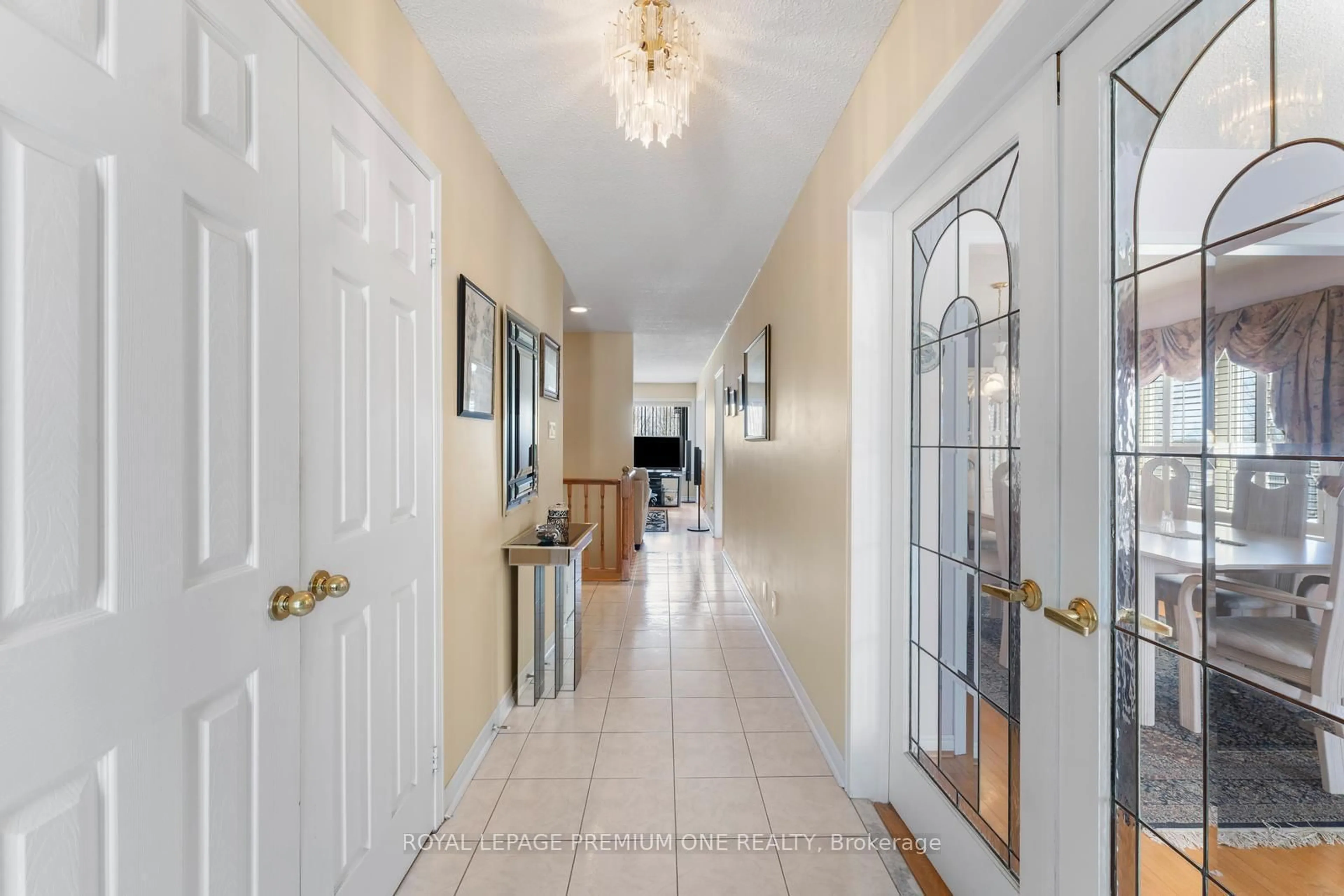 Indoor entryway for 14 CARRICK Ave, Georgina Ontario L4P 3R4