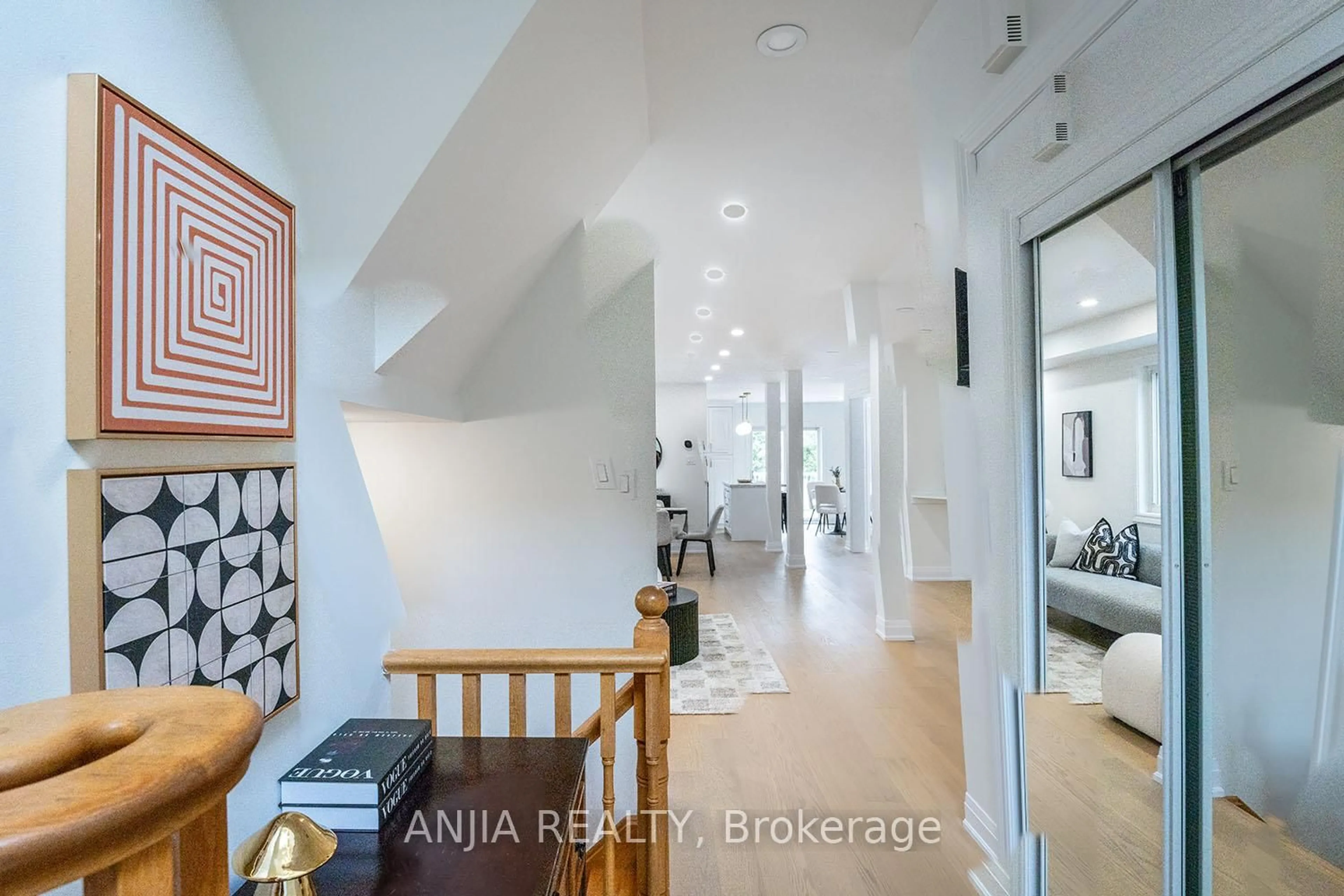 Indoor entryway for 262 Helen Ave, Markham Ontario L3R 1K1
