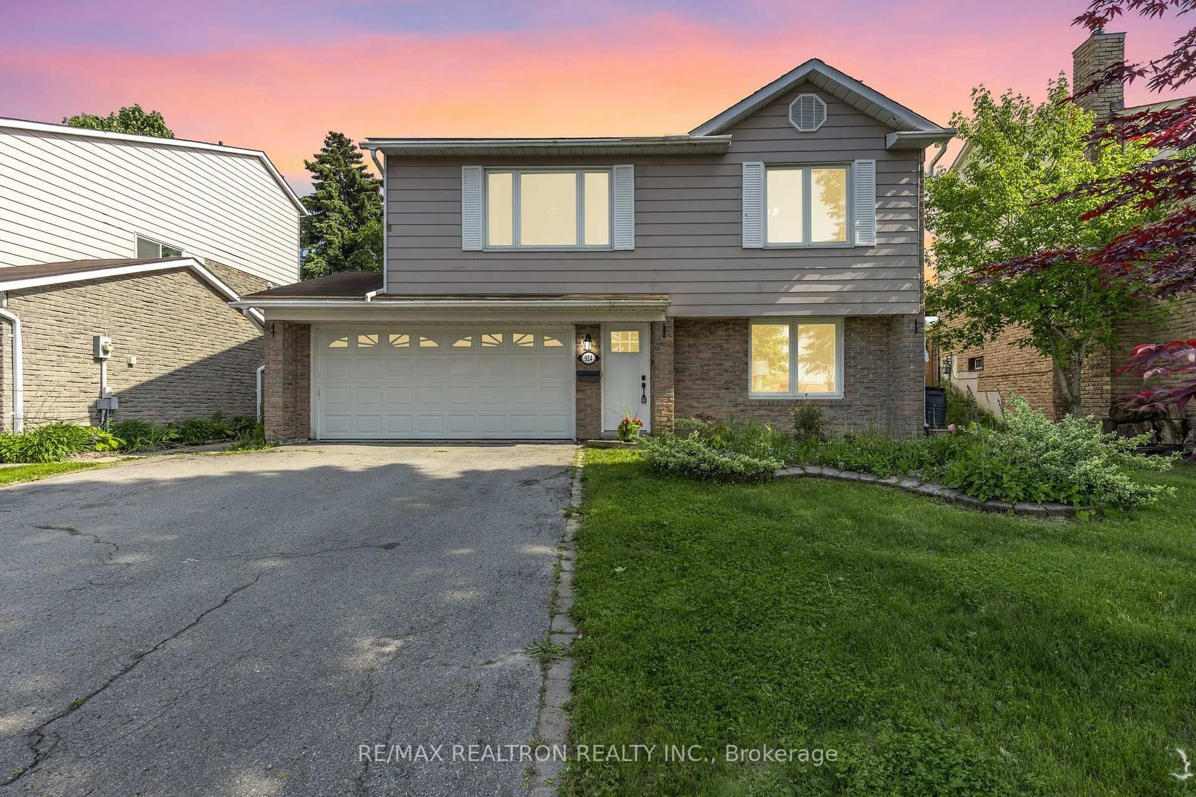 Unknown for 924 Wayne Dr, Newmarket Ontario L3Y 5T8