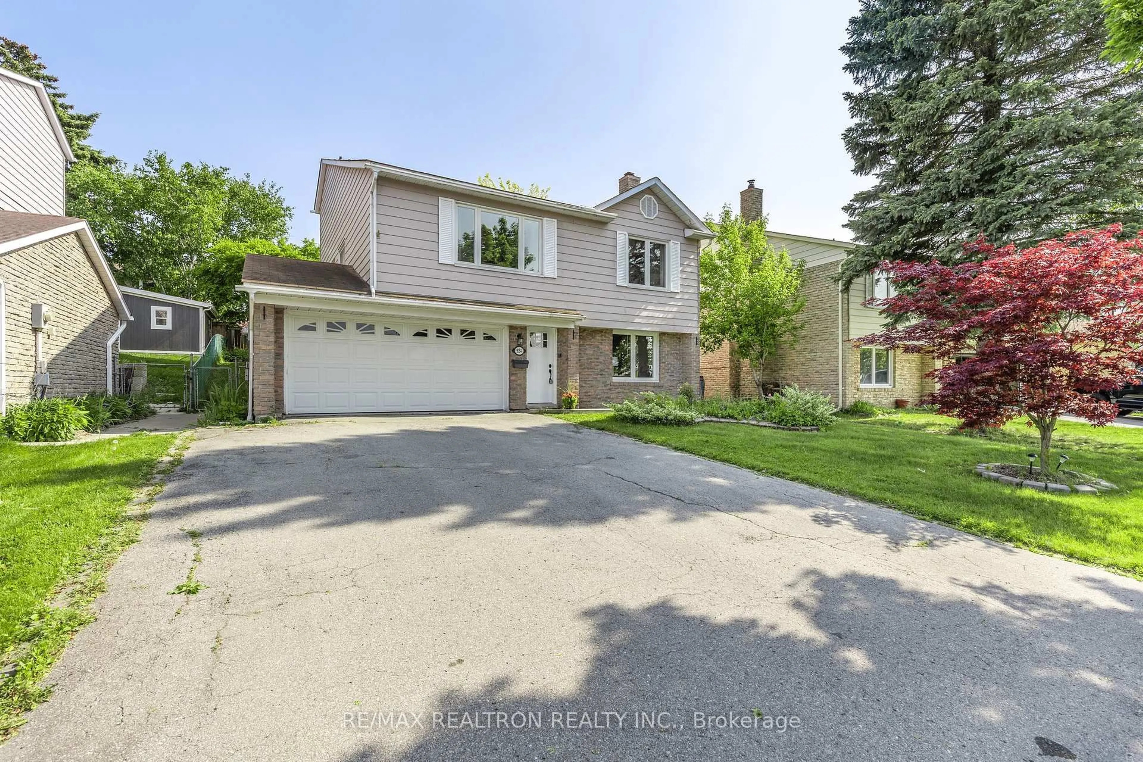 A pic from outside/outdoor area/front of a property/back of a property/a pic from drone, street for 924 Wayne Dr, Newmarket Ontario L3Y 5T8