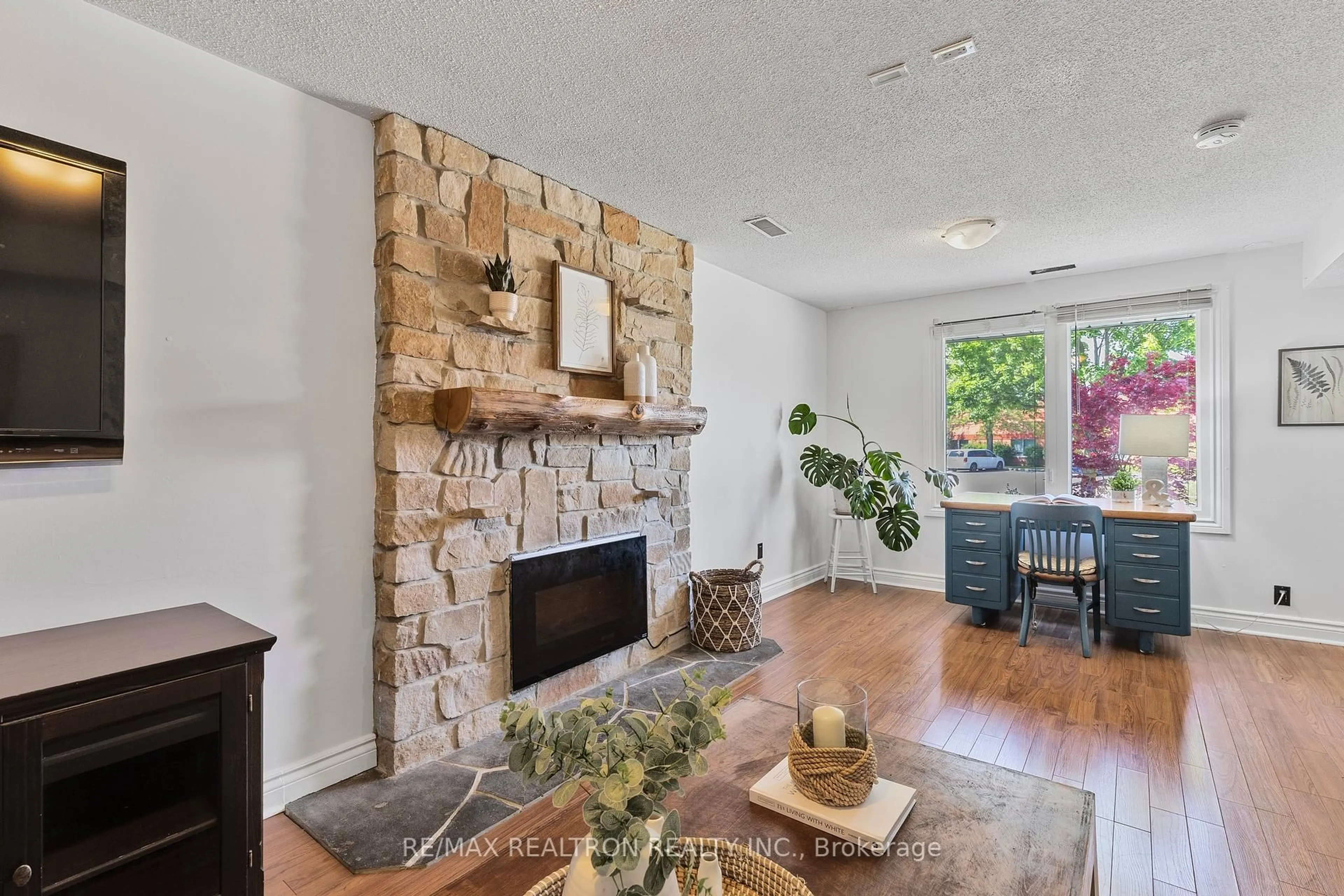 Living room with furniture, ceramic/tile floor for 924 Wayne Dr, Newmarket Ontario L3Y 5T8
