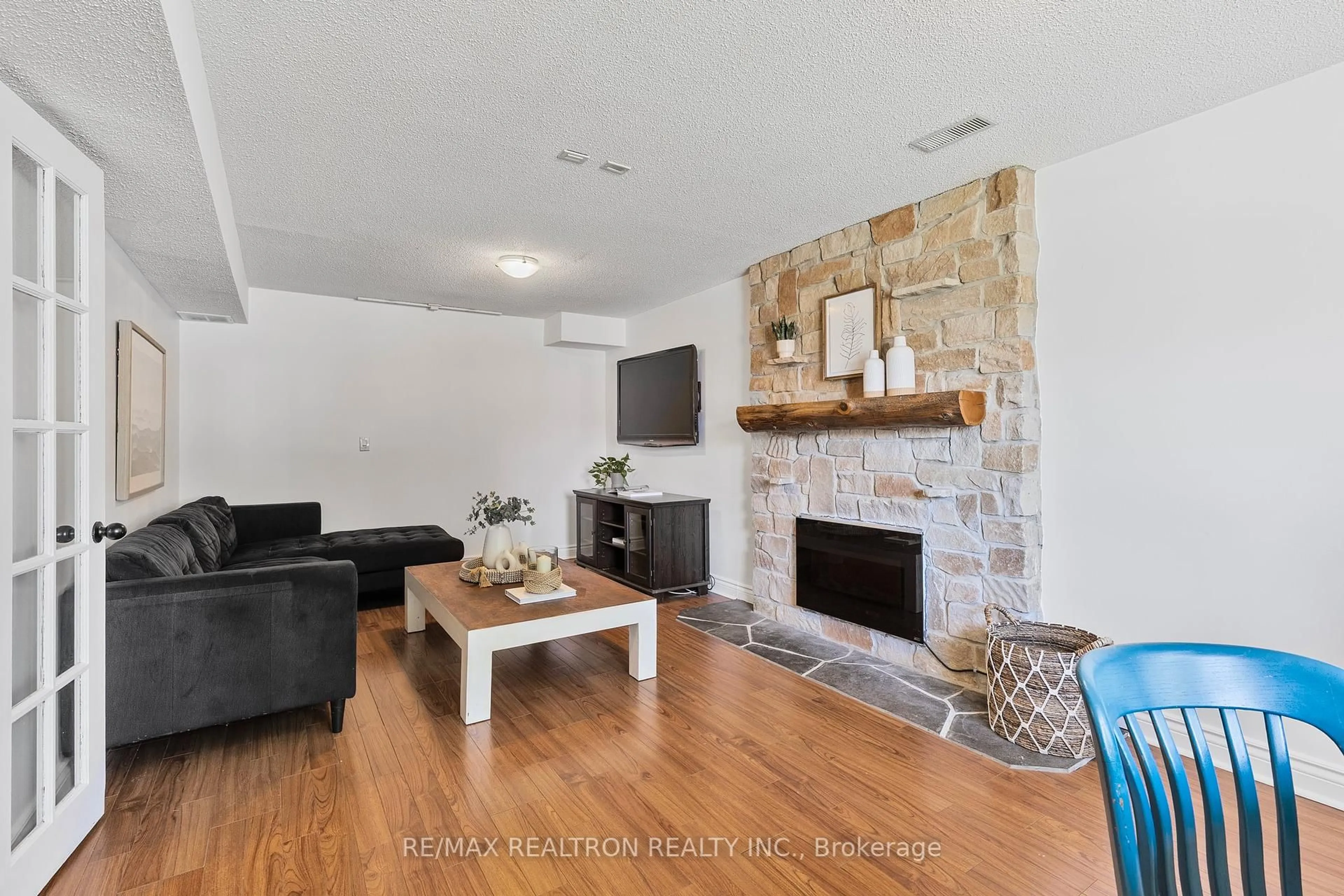 Living room with furniture, unknown for 924 Wayne Dr, Newmarket Ontario L3Y 5T8