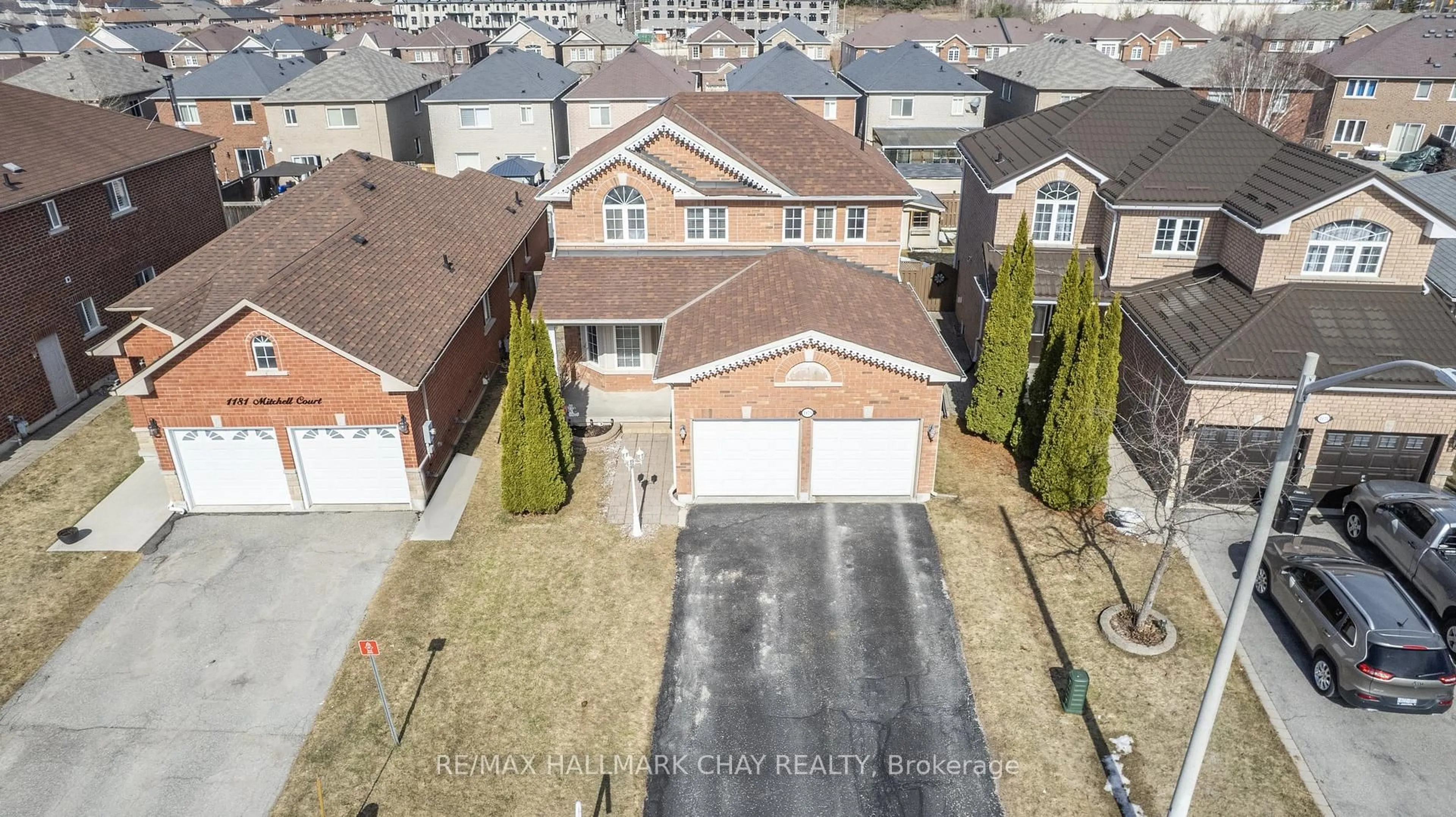 A pic from outside/outdoor area/front of a property/back of a property/a pic from drone, street for 1179 Mitchell Crt, Innisfil Ontario L9S 5A5