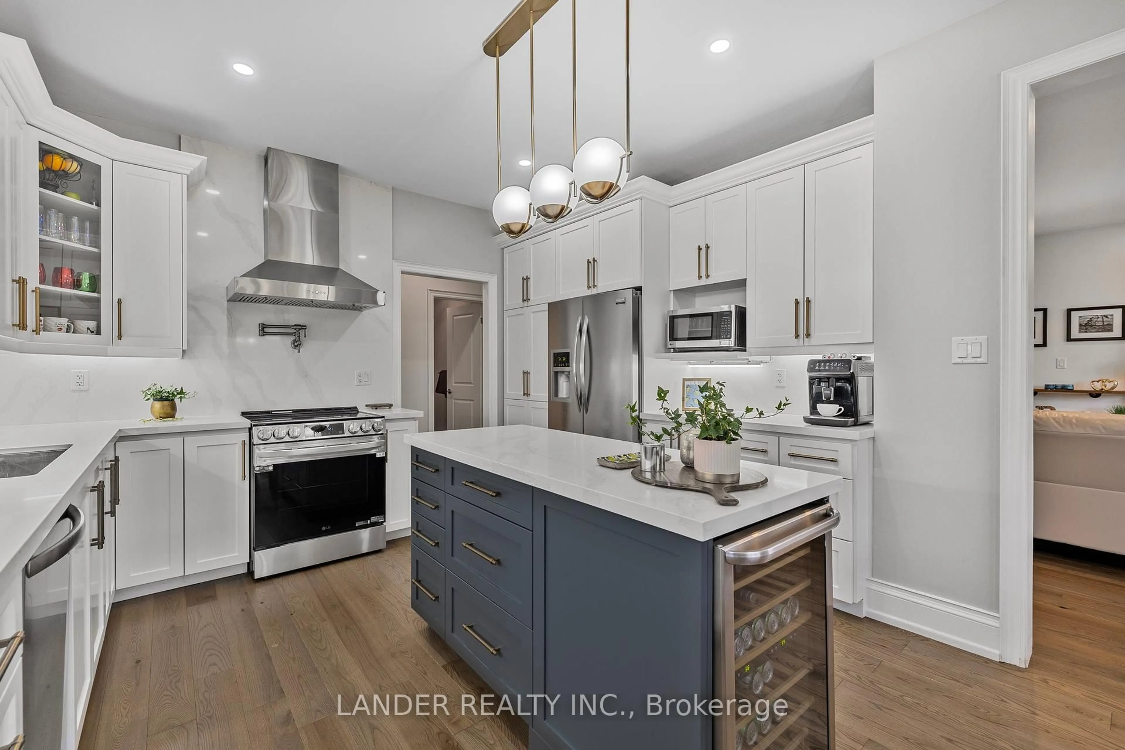 Open concept kitchen, wood/laminate floor for 20 Don Rose Blvd, East Gwillimbury Ontario L0G 1M0