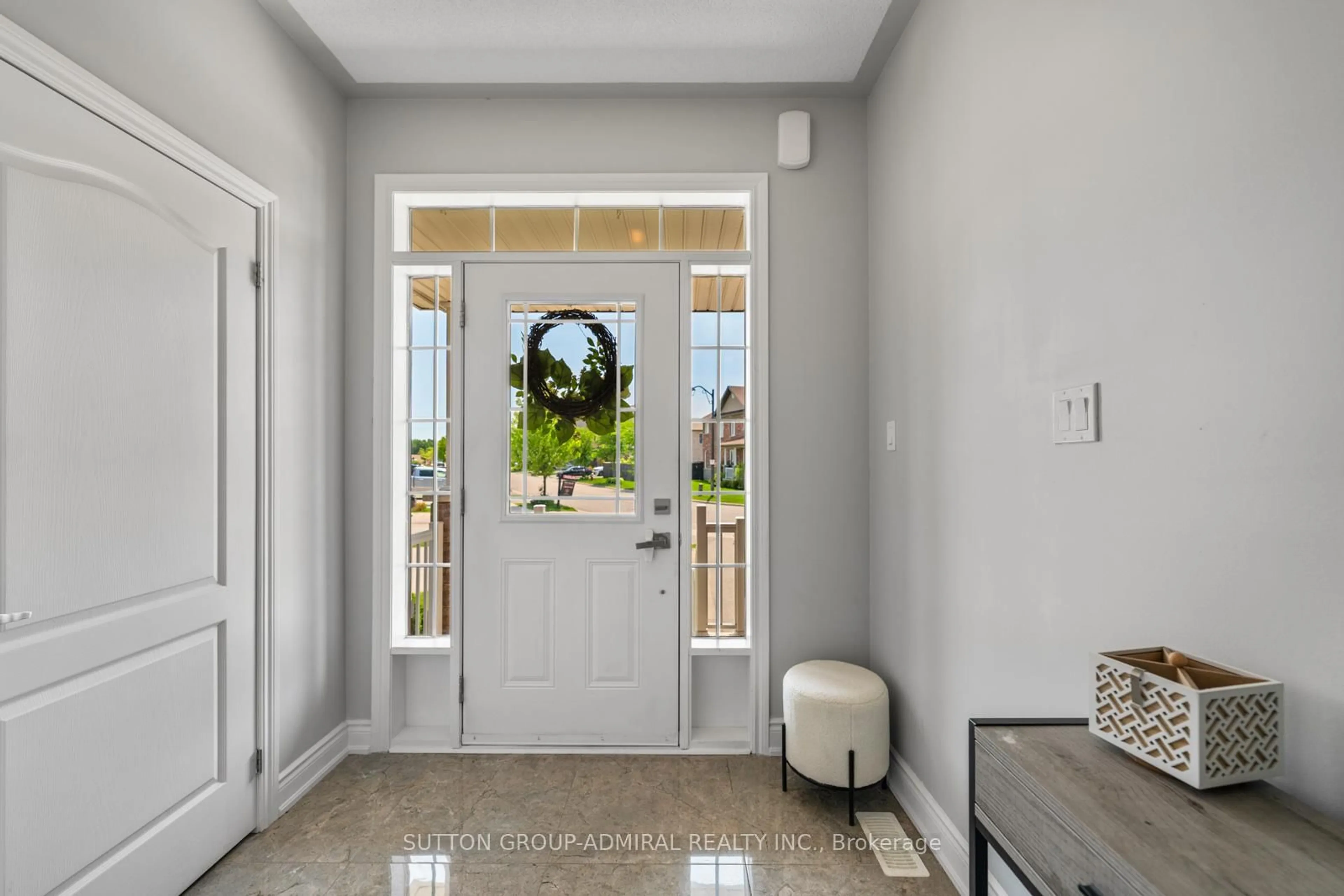 Indoor entryway for 186 Romanelli Cres, Bradford West Gwillimbury Ontario L3Z 0X6
