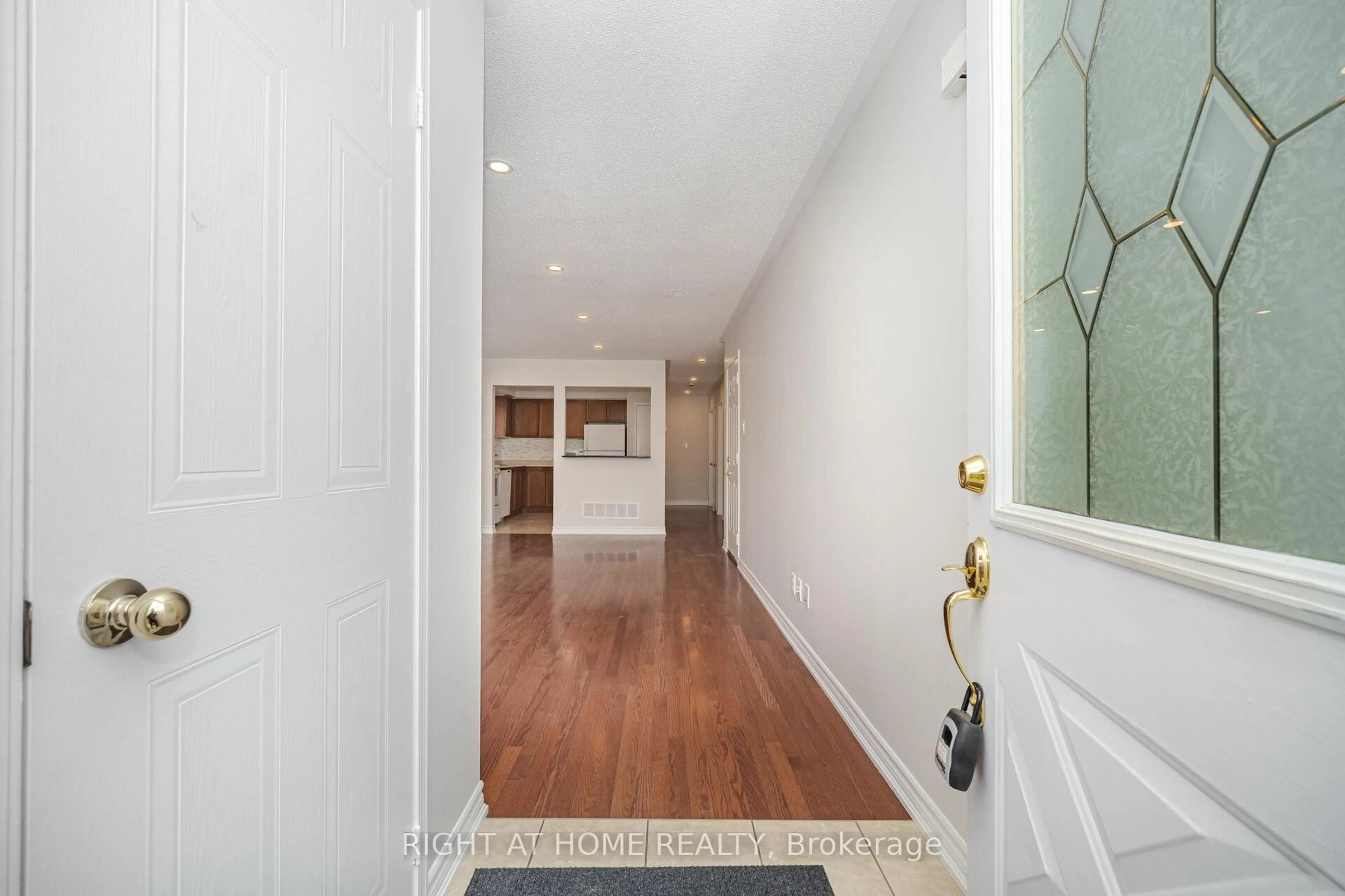 Indoor entryway for 75 Kate Aitken Cres, New Tecumseth Ontario L0G 1A0