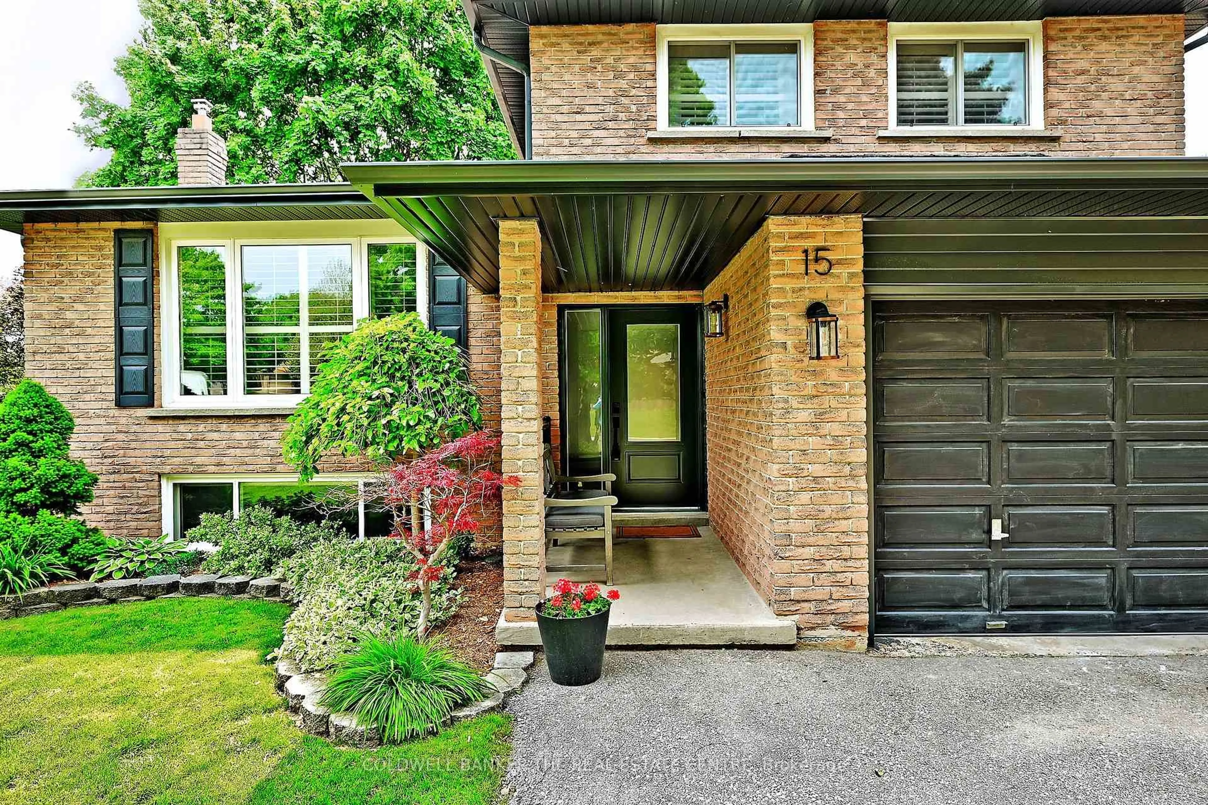 Home with brick exterior material, street for 15 Earls Crt, East Gwillimbury Ontario L9N 1E5