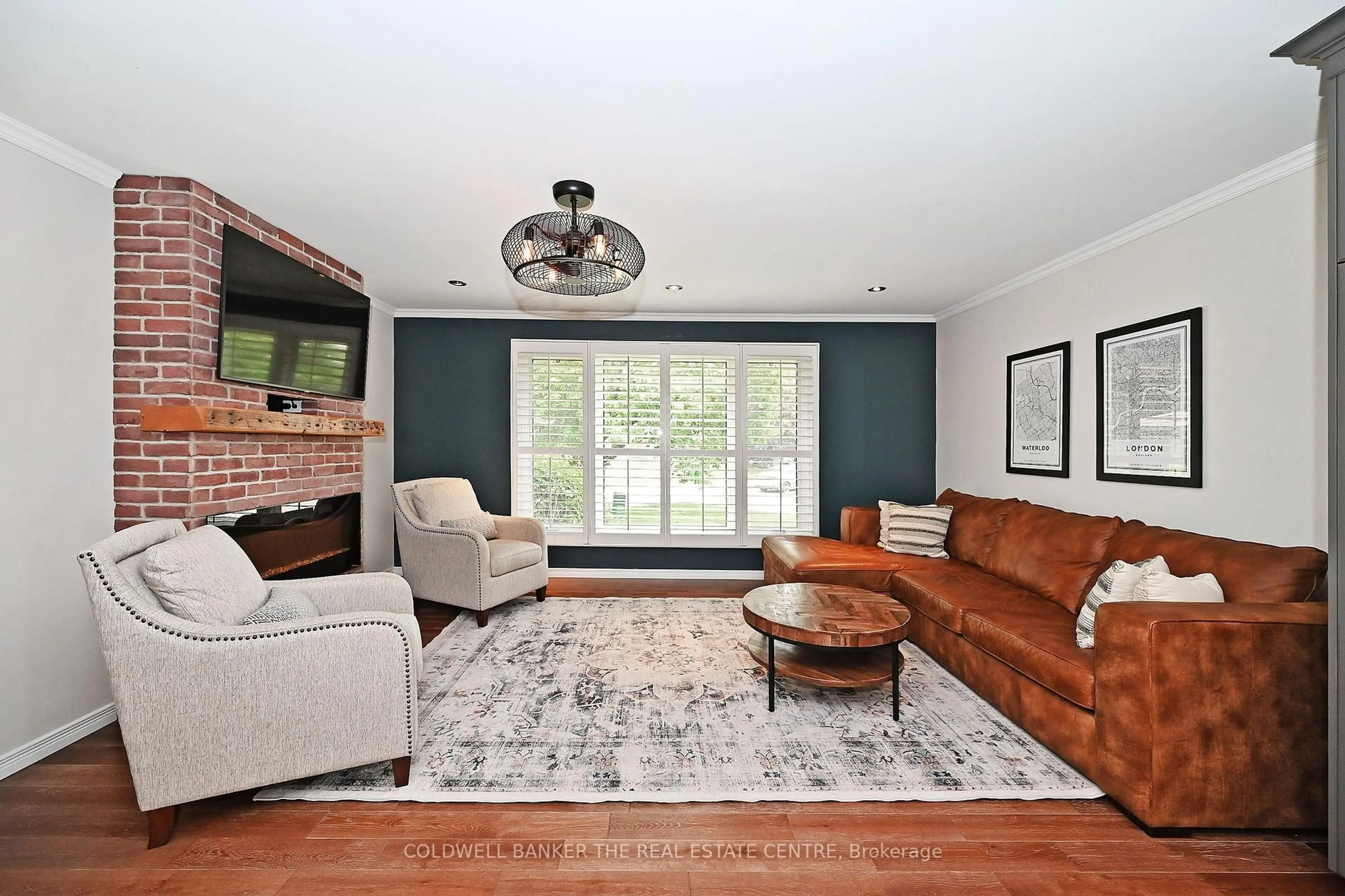 Living room with furniture, wood/laminate floor for 15 Earls Crt, East Gwillimbury Ontario L9N 1E5