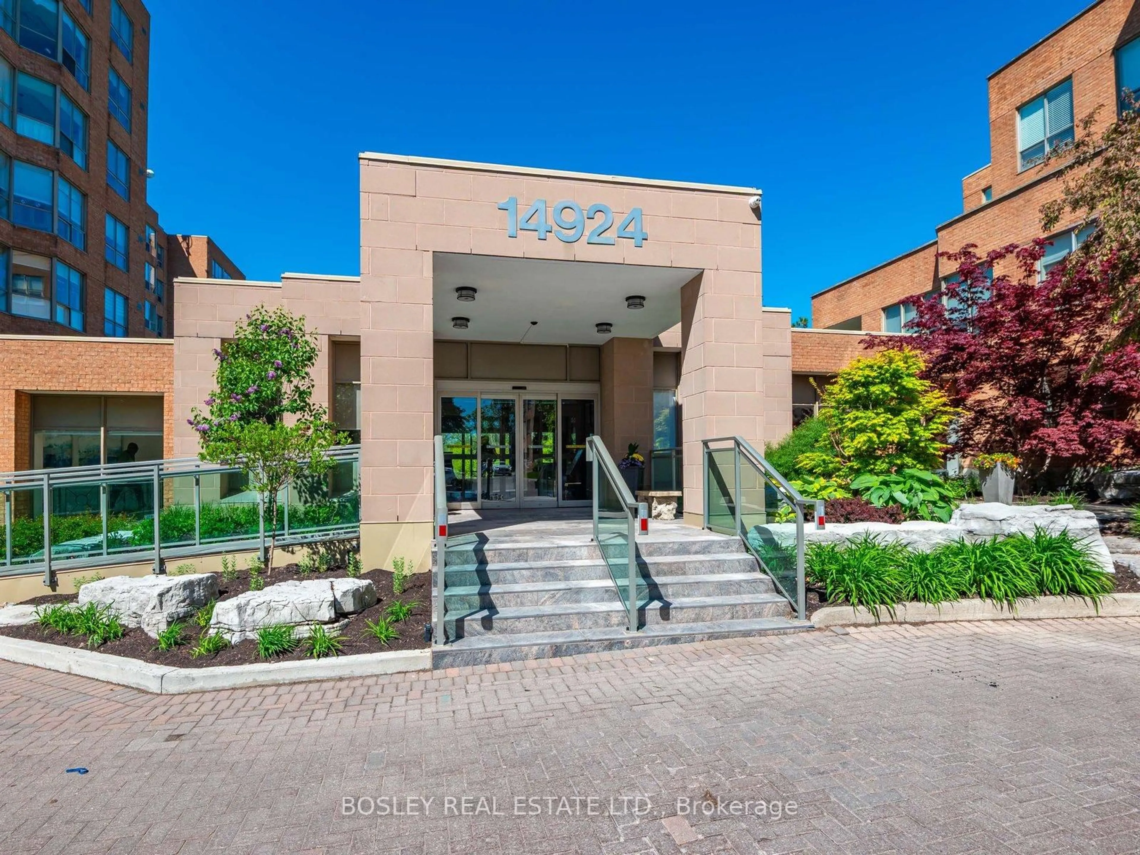 Indoor foyer for 14924 Yonge St #110, Aurora Ontario L4G 1M7