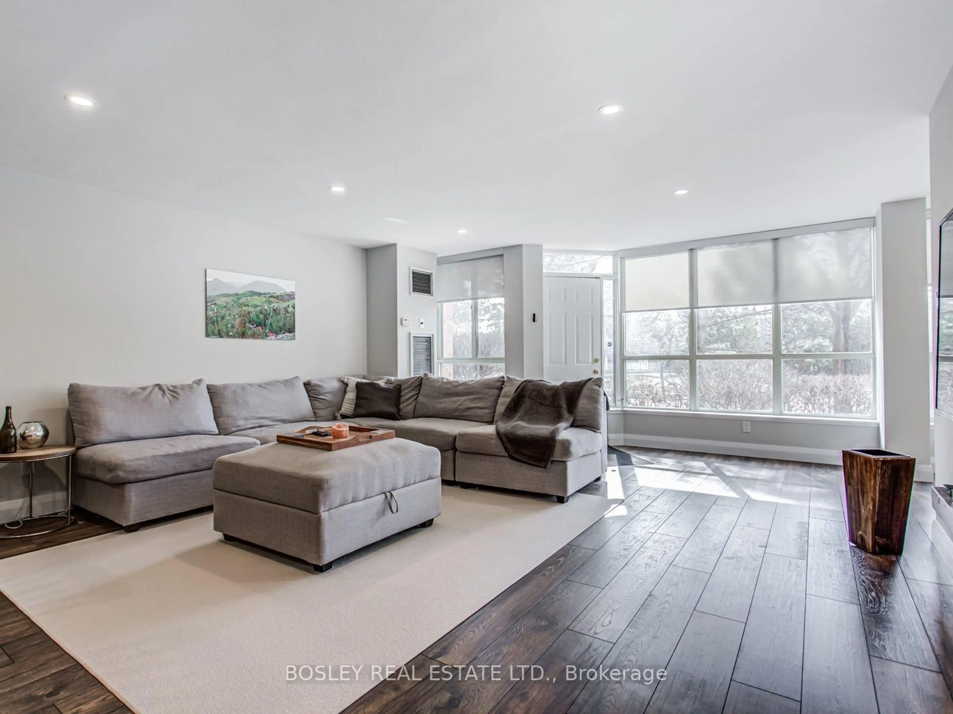 Living room with furniture, wood/laminate floor for 14924 Yonge St #110, Aurora Ontario L4G 1M7