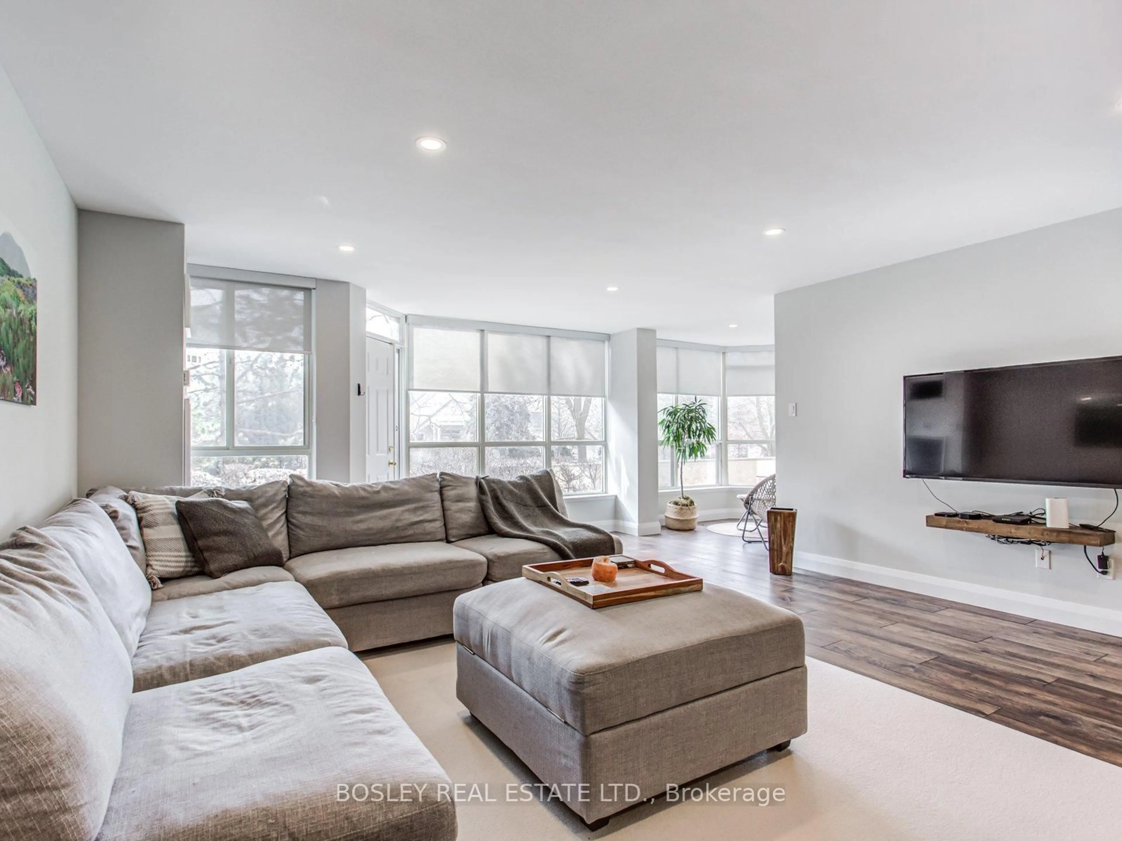 Living room with furniture, unknown for 14924 Yonge St #110, Aurora Ontario L4G 1M7