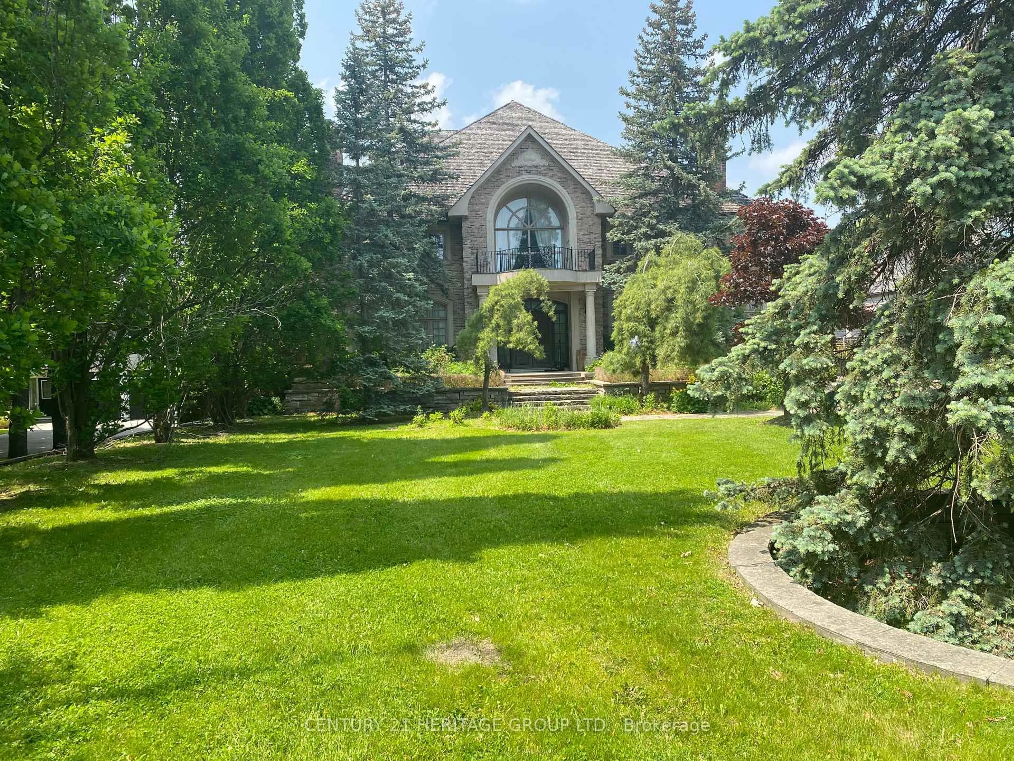 A pic from outside/outdoor area/front of a property/back of a property/a pic from drone, mountain view for 34 Maryvale Cres, Richmond Hill Ontario L4C 6P8