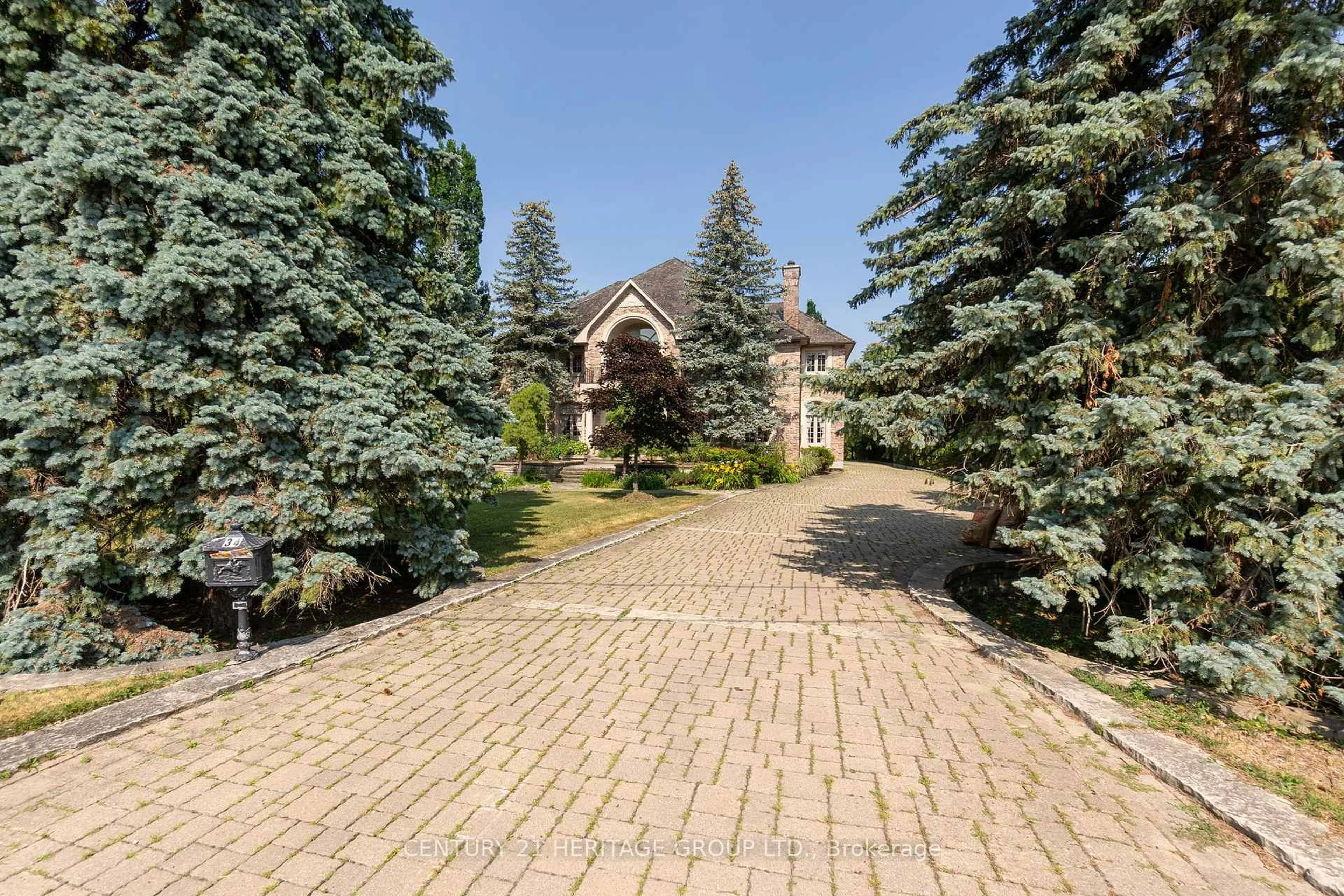 Patio, street for 34 Maryvale Cres, Richmond Hill Ontario L4C 6P8