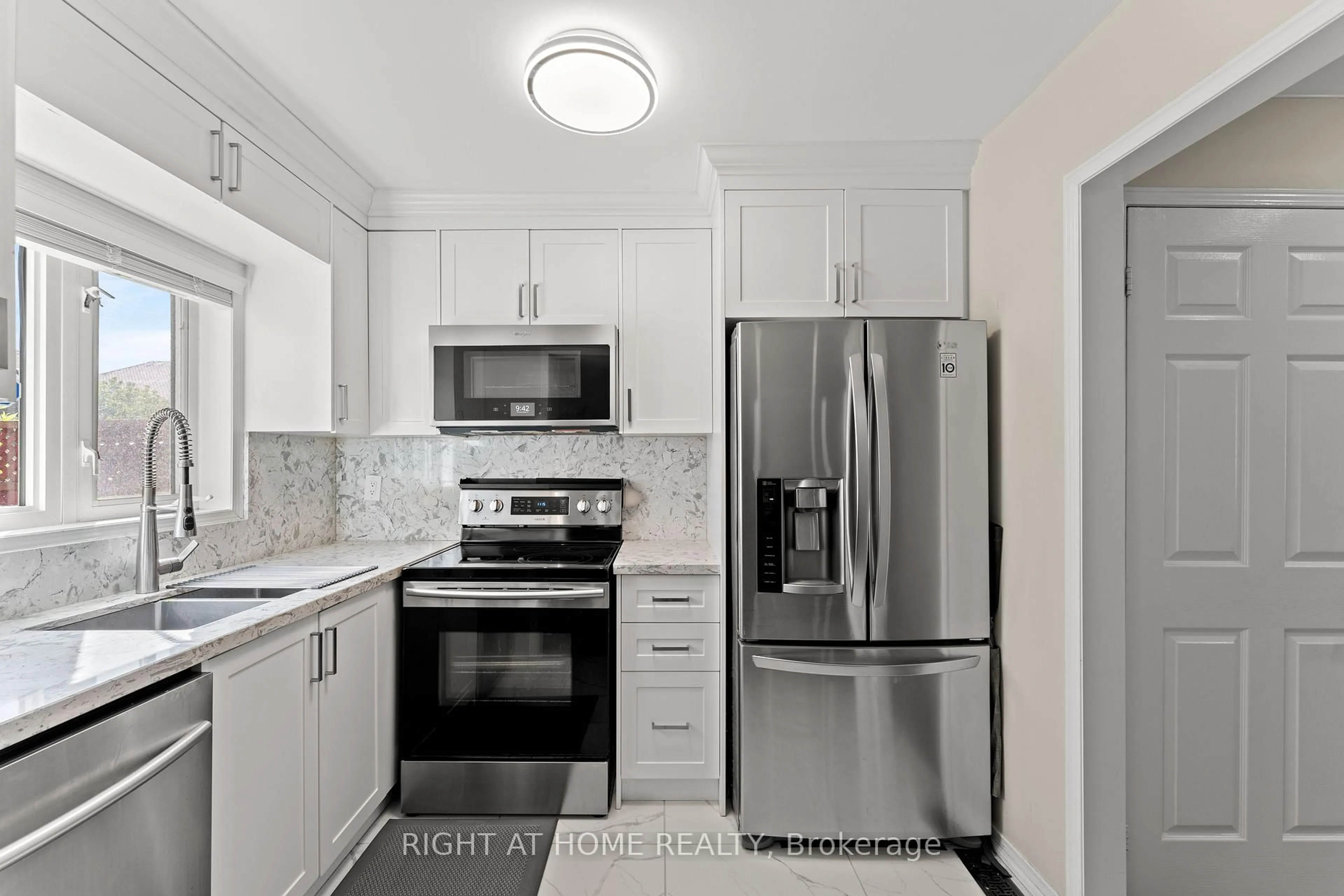 Standard kitchen, ceramic/tile floor for 115 Ferncliffe Cres, Markham Ontario L3S 4N7