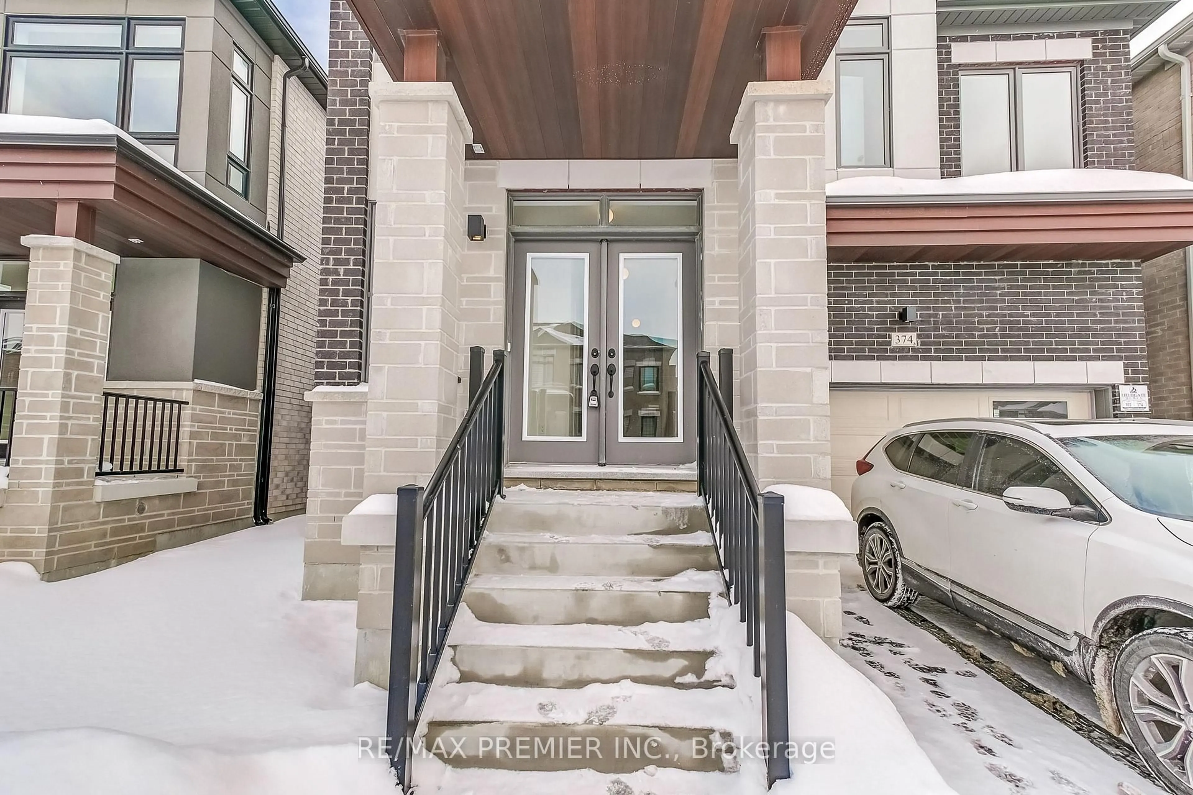 Indoor entryway for 374 Boundary Blvd, Whitchurch-Stouffville Ontario L4A 5E2