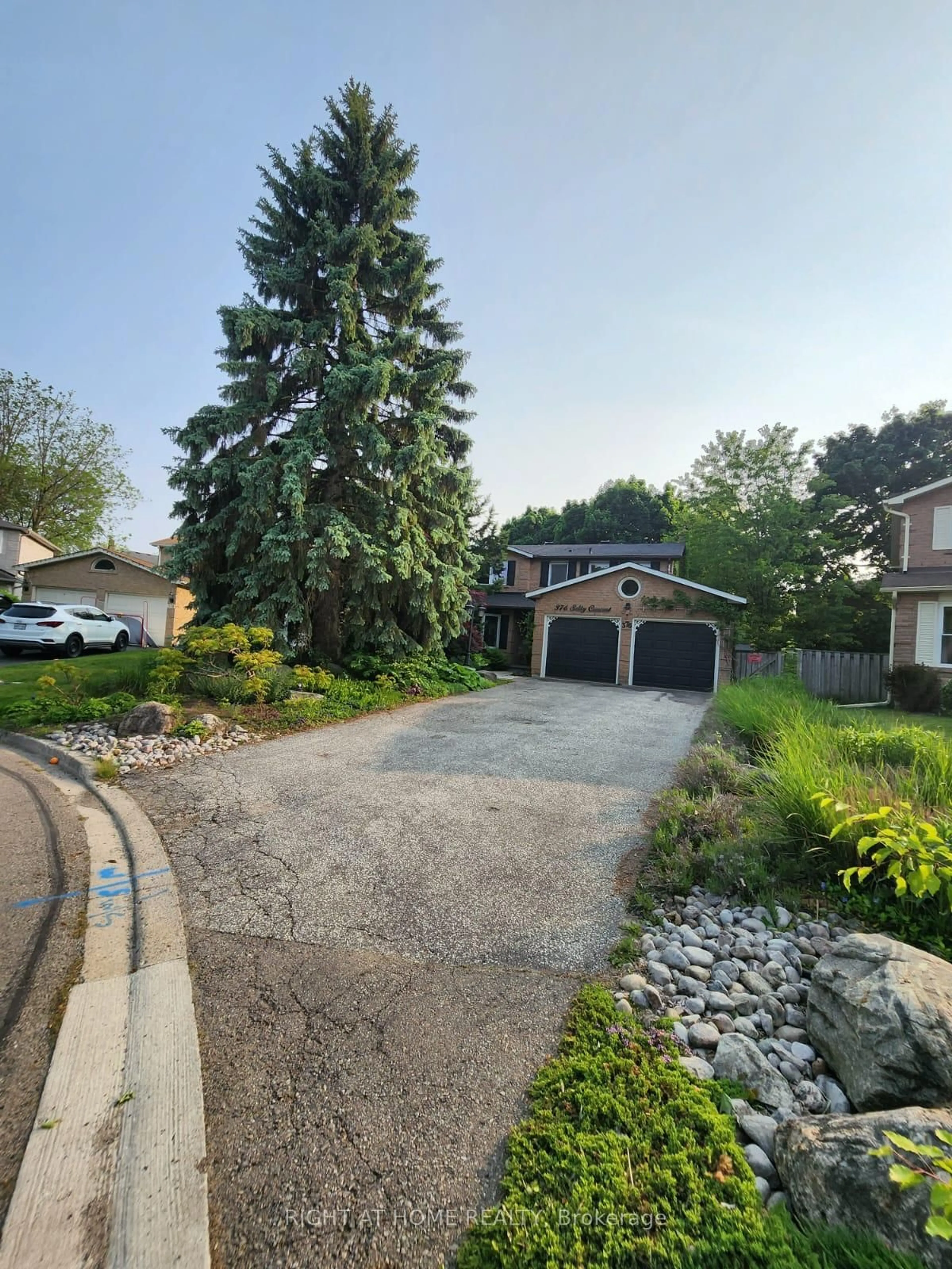 A pic from outside/outdoor area/front of a property/back of a property/a pic from drone, street for 376 Selby Cres, Newmarket Ontario L3Y 6E1