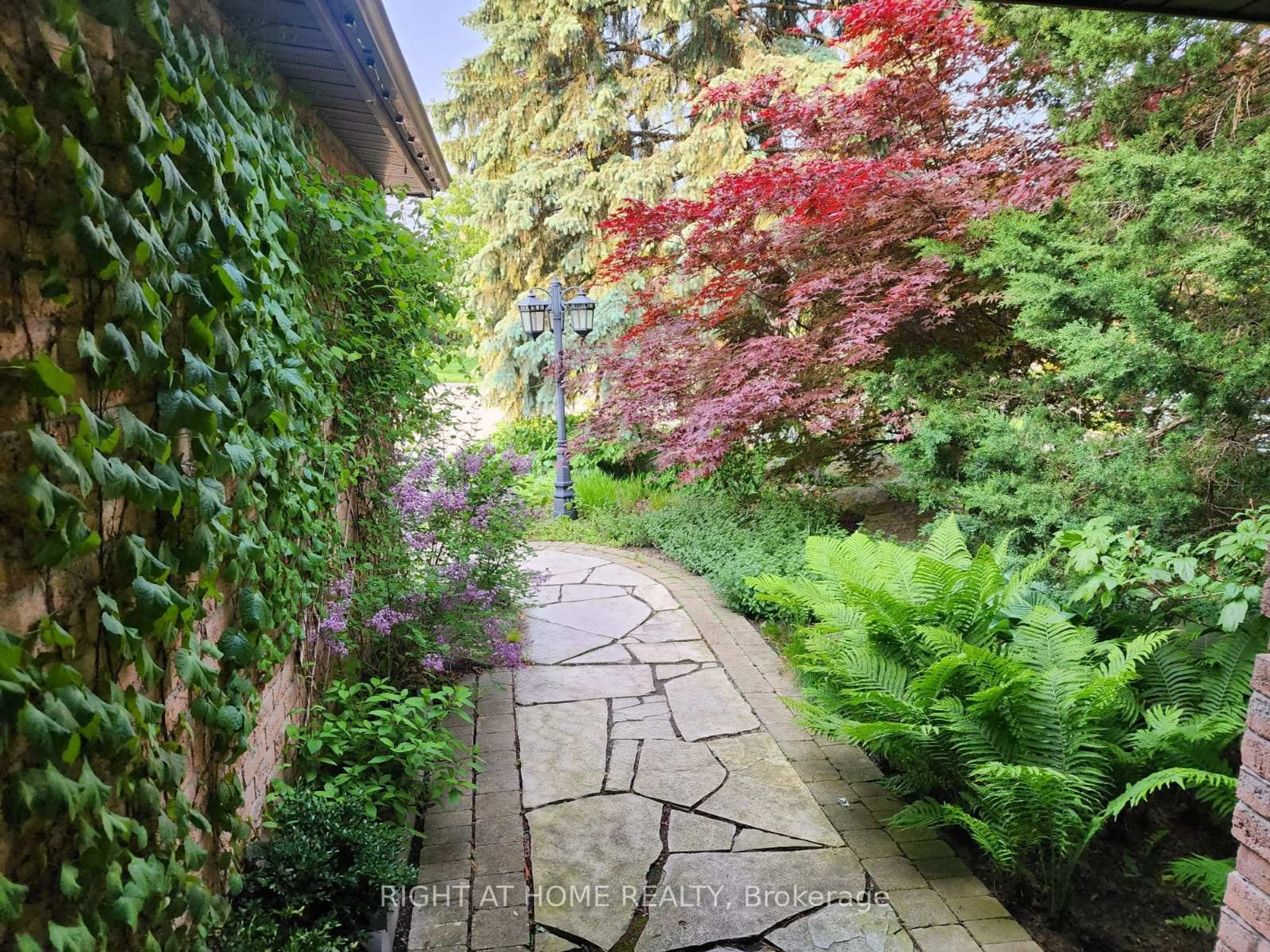 Patio, street for 376 Selby Cres, Newmarket Ontario L3Y 6E1