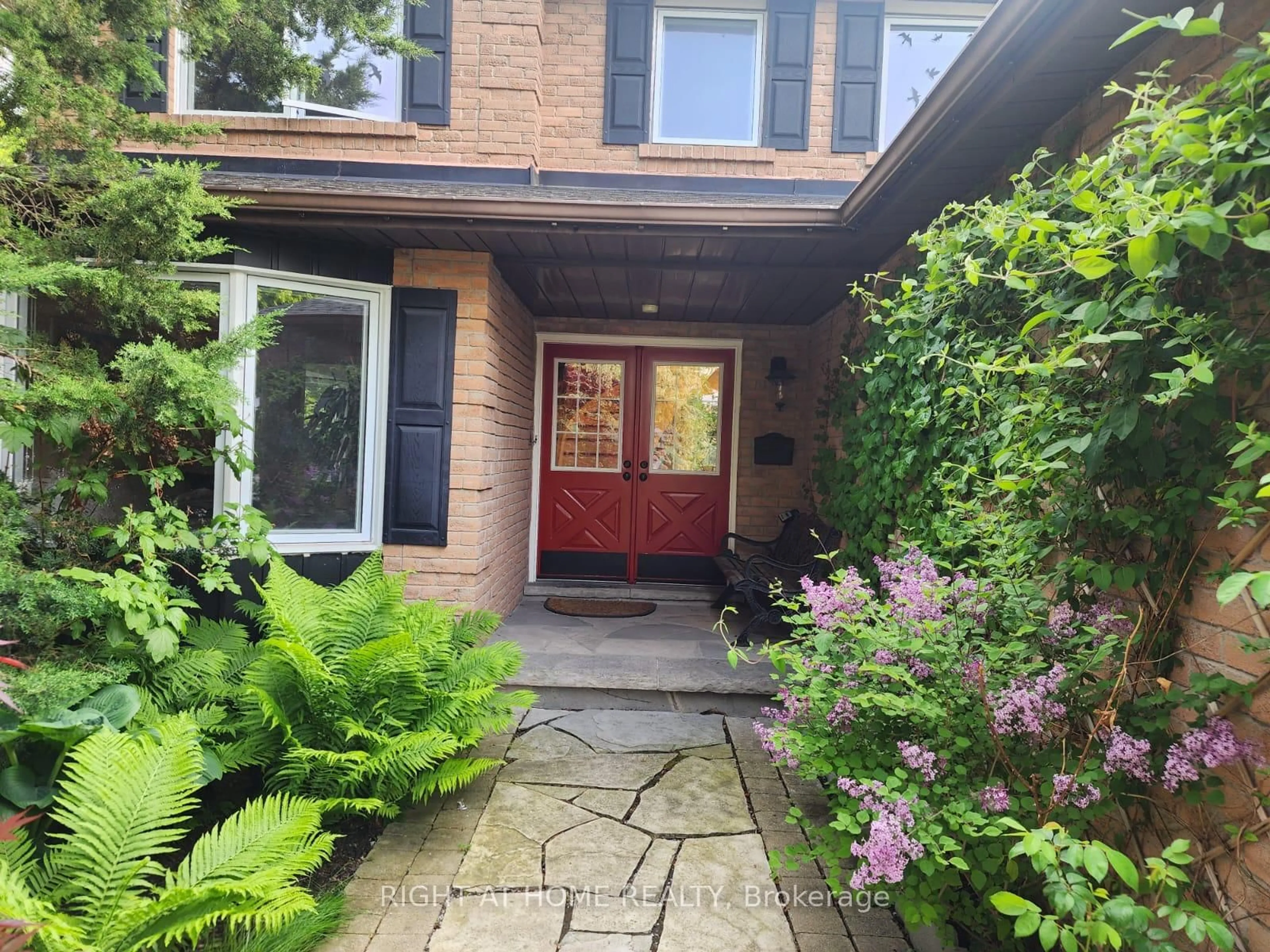 Indoor entryway for 376 Selby Cres, Newmarket Ontario L3Y 6E1