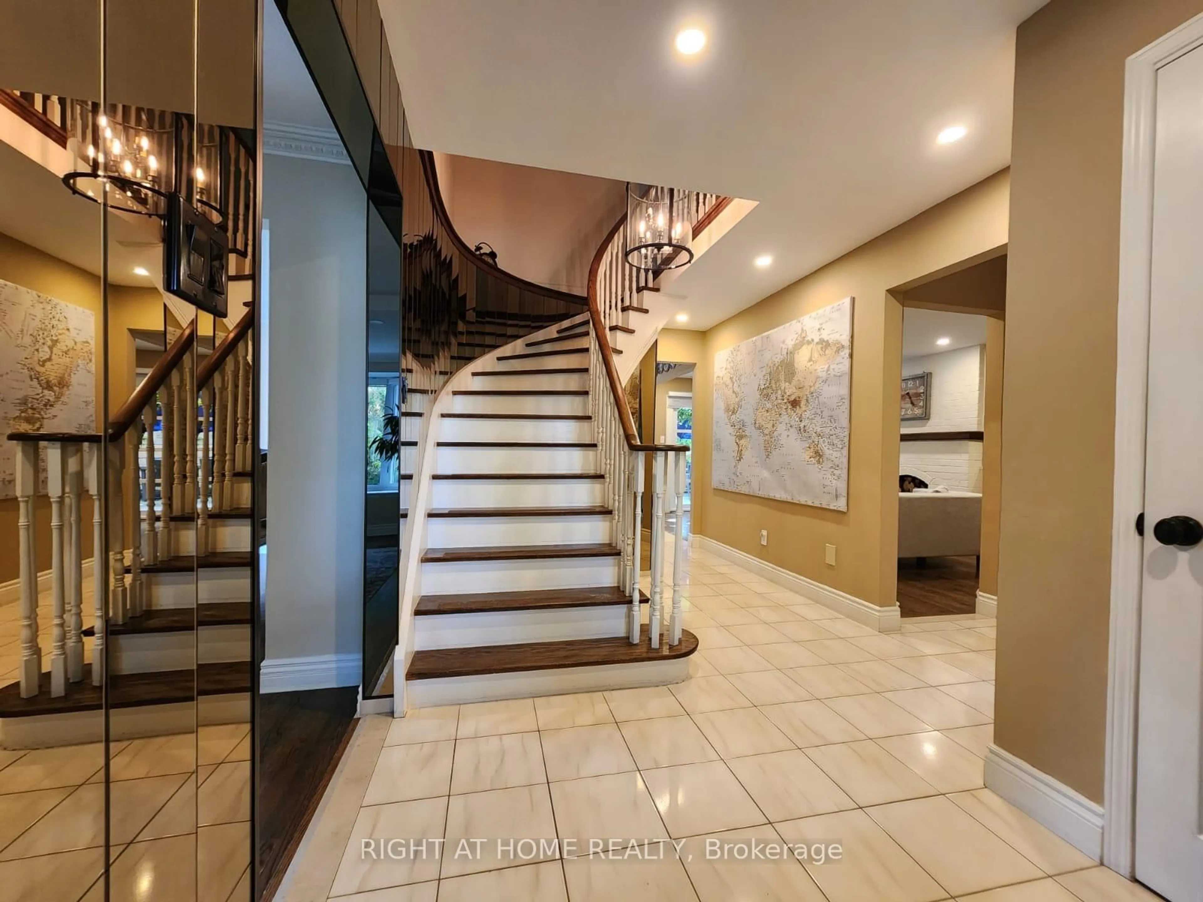 Indoor foyer for 376 Selby Cres, Newmarket Ontario L3Y 6E1