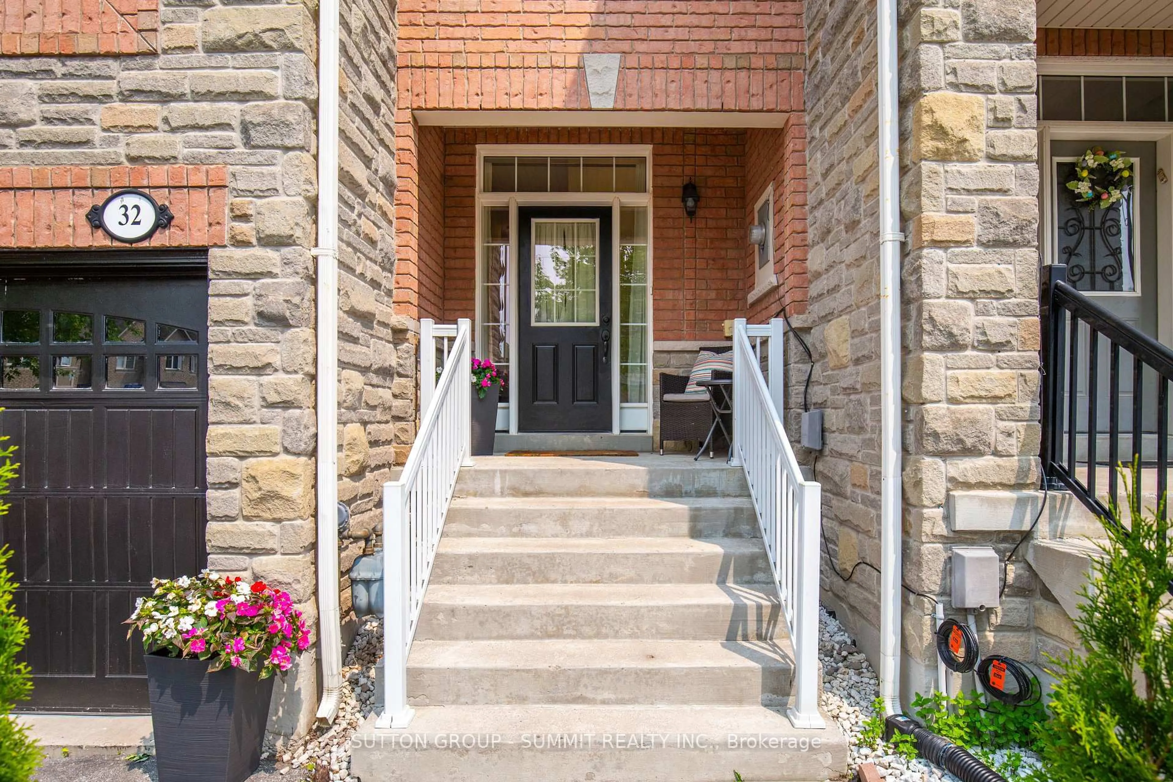 Indoor entryway for 32 GOSNEL Circ, Bradford West Gwillimbury Ontario L3Z 2A5