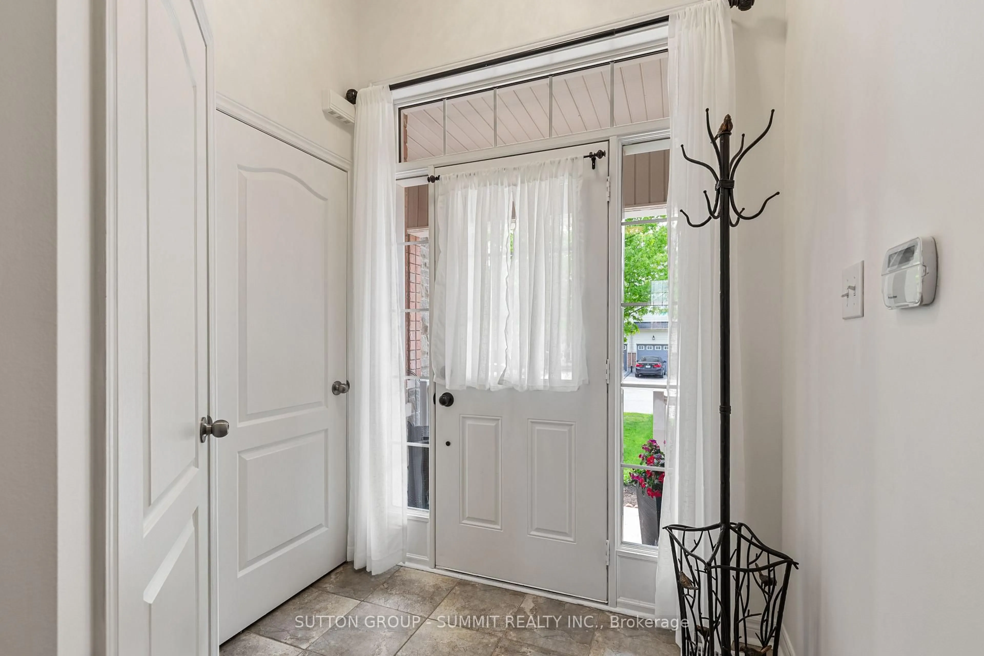 Indoor entryway for 32 GOSNEL Circ, Bradford West Gwillimbury Ontario L3Z 2A5