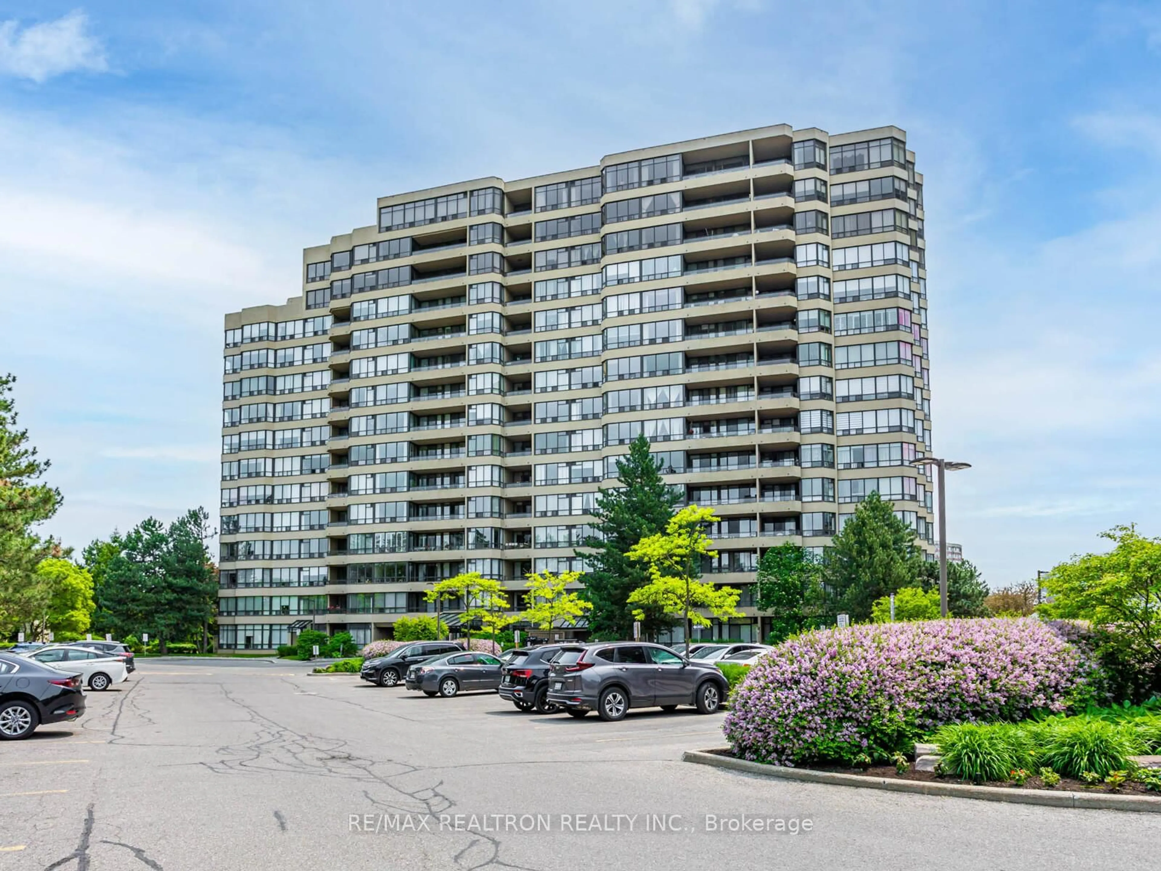 A pic from outside/outdoor area/front of a property/back of a property/a pic from drone, unknown for 32 Clarissa Dr #619, Richmond Hill Ontario L4C 9R7