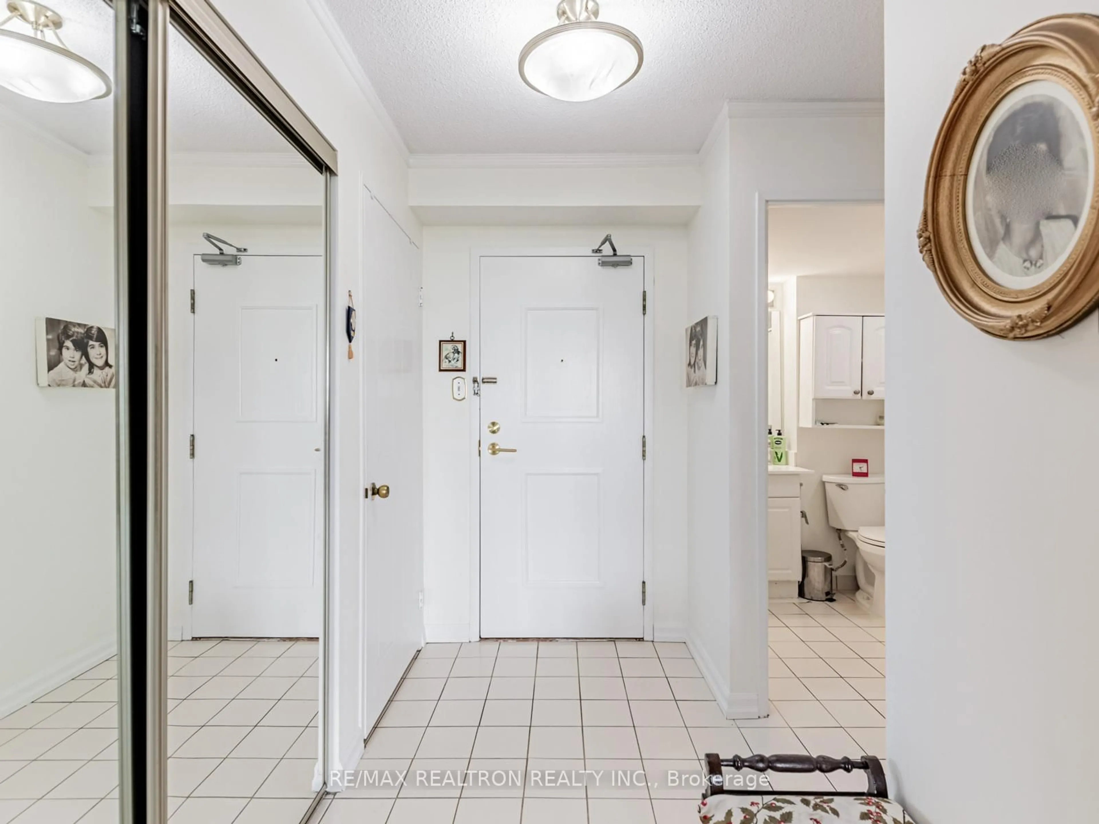 Indoor entryway for 32 Clarissa Dr #619, Richmond Hill Ontario L4C 9R7