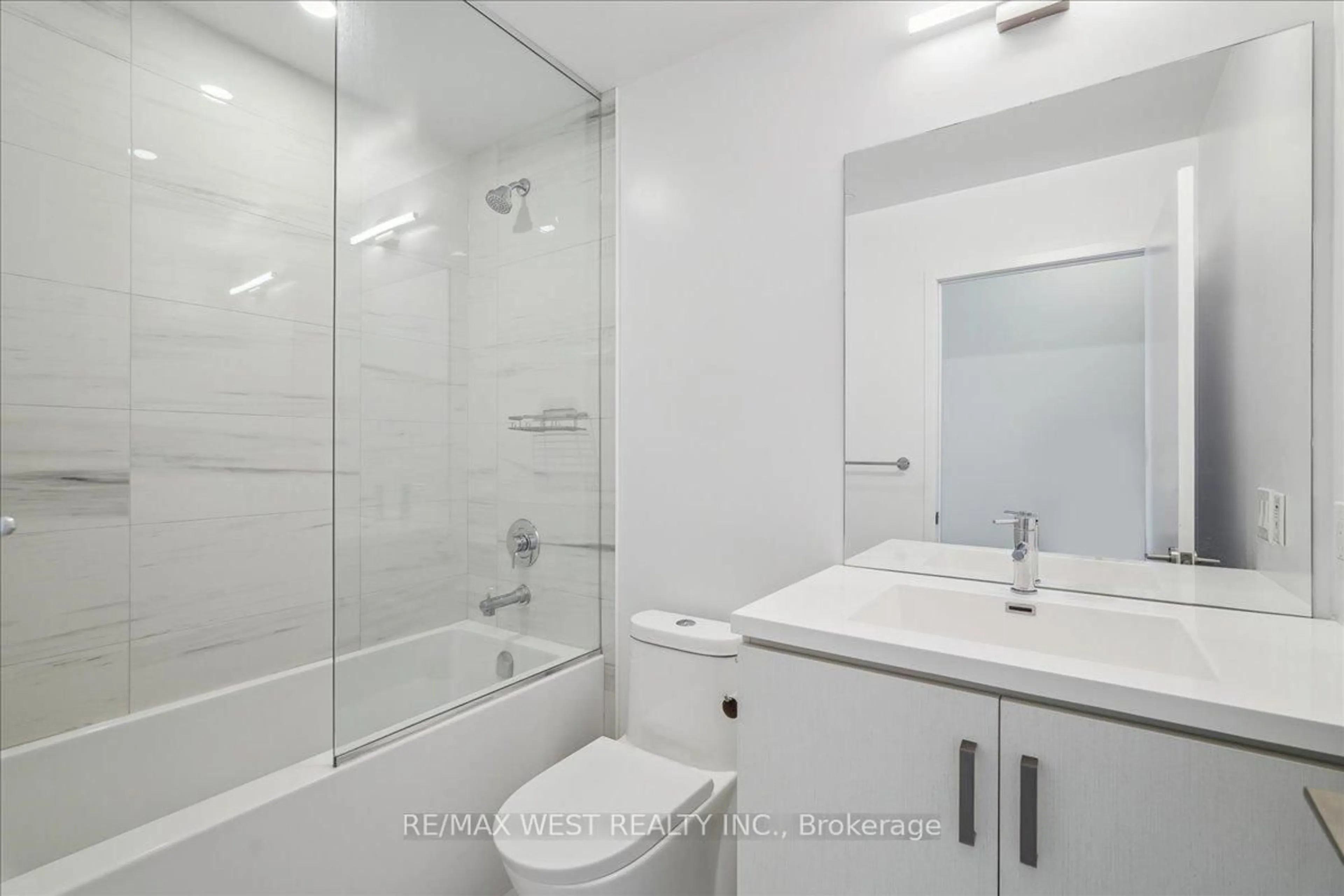 Standard bathroom, unknown for 10 Honeycrisp Cres #1110, Vaughan Ontario L4K 0M7