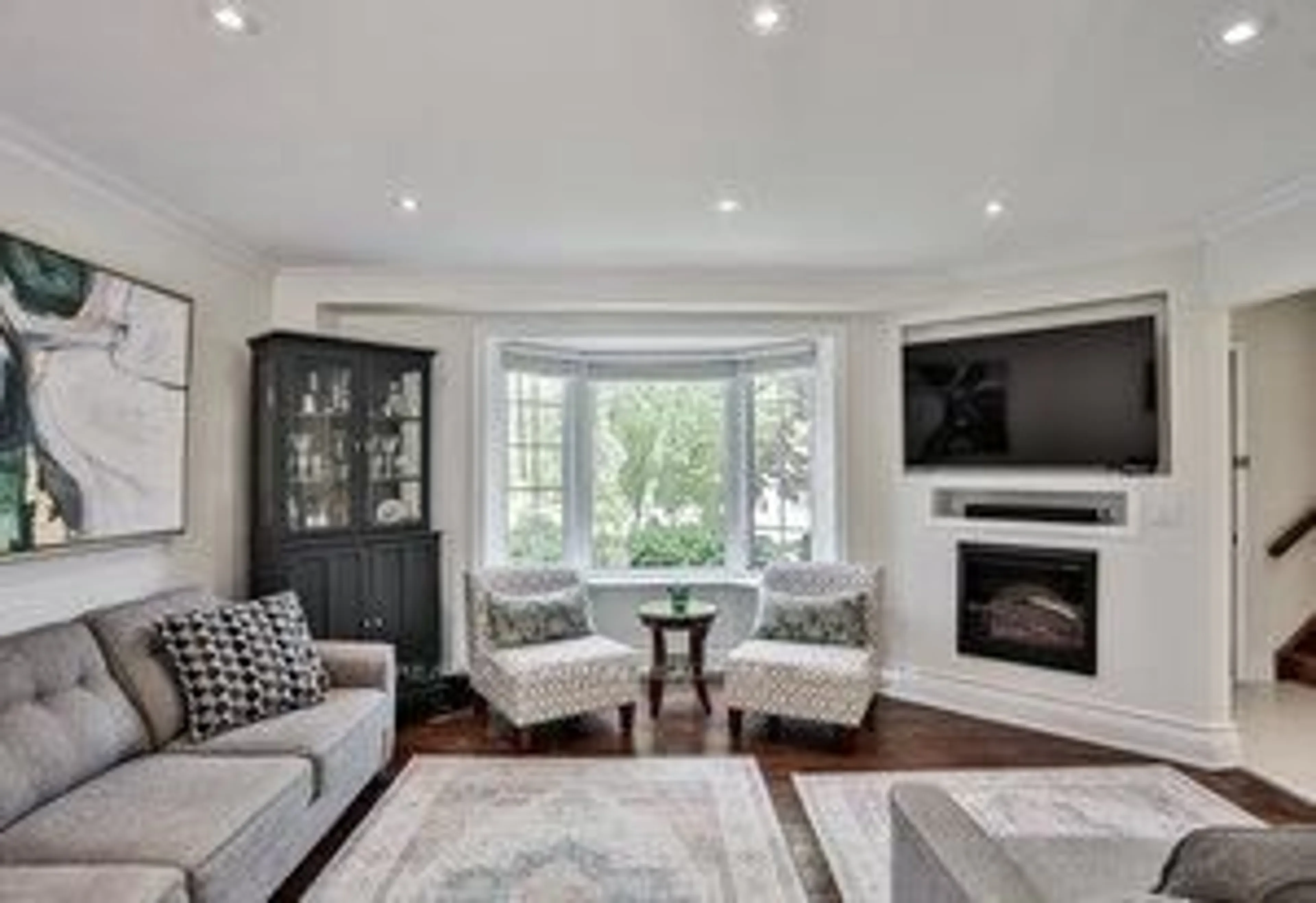 Living room with furniture, wood/laminate floor for 26 Colony Trail Blvd, East Gwillimbury Ontario L9N 1C6