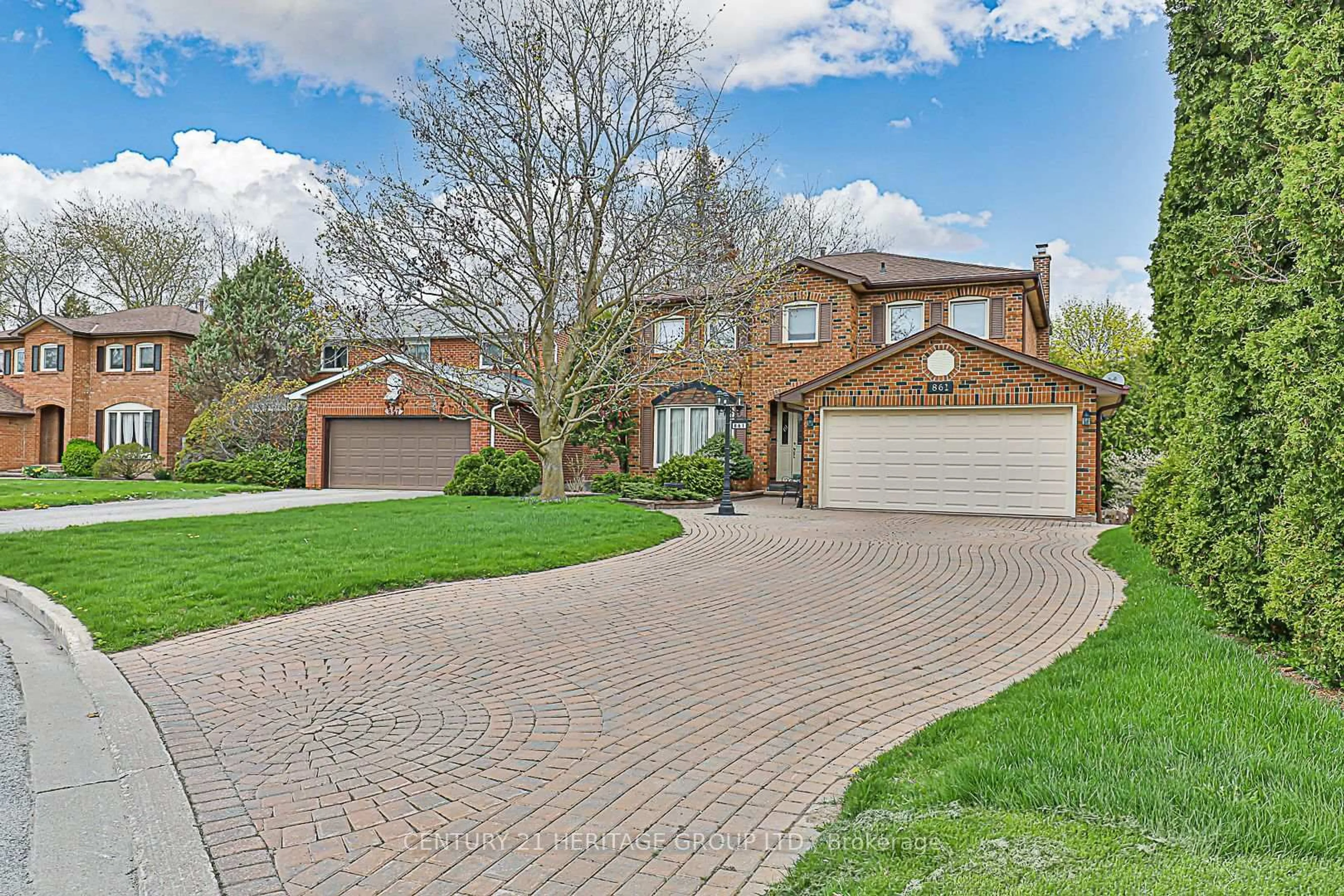 Home with brick exterior material, street for 861 Columbia Crt, Newmarket Ontario L3Y 6L6