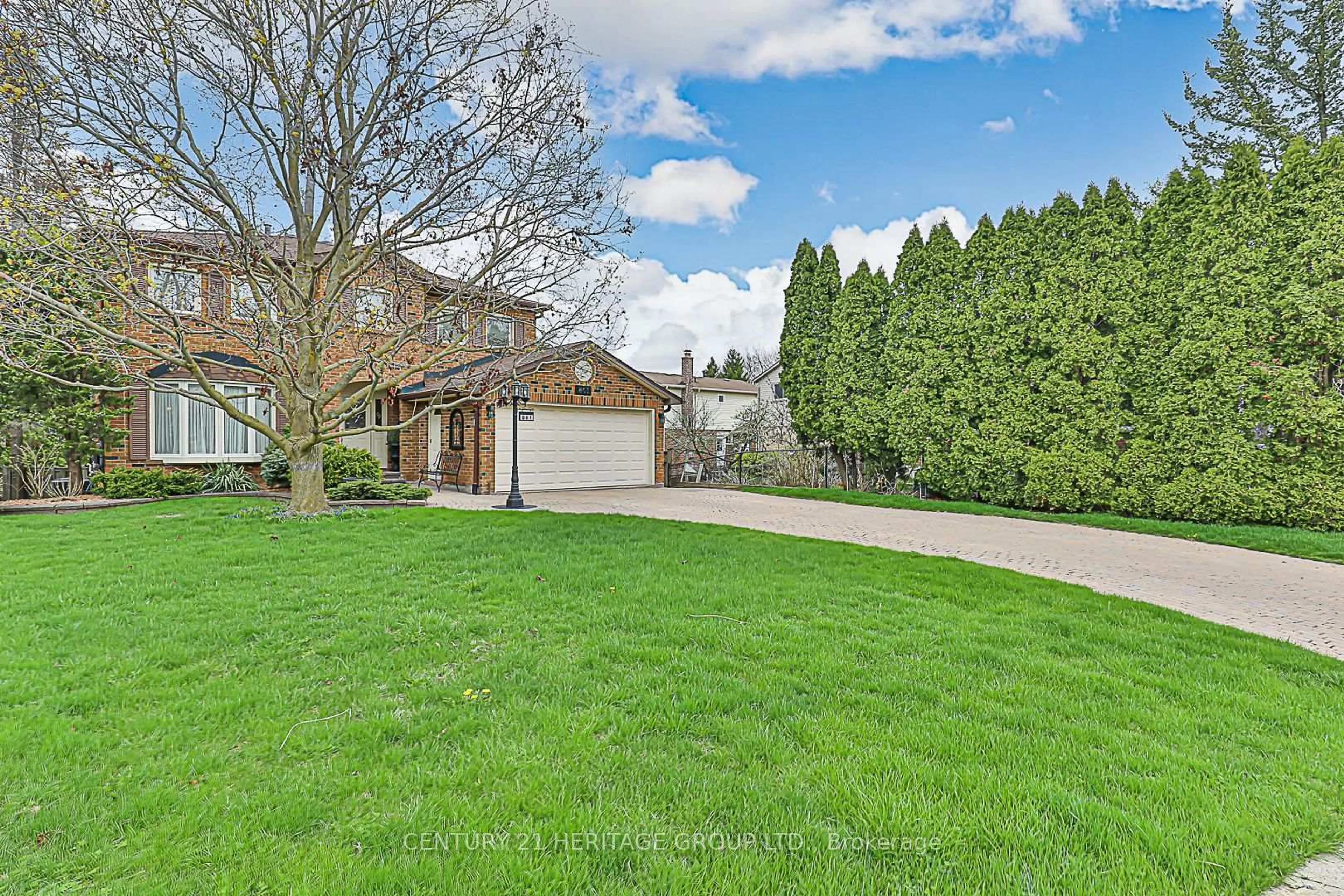A pic from outside/outdoor area/front of a property/back of a property/a pic from drone, street for 861 Columbia Crt, Newmarket Ontario L3Y 6L6