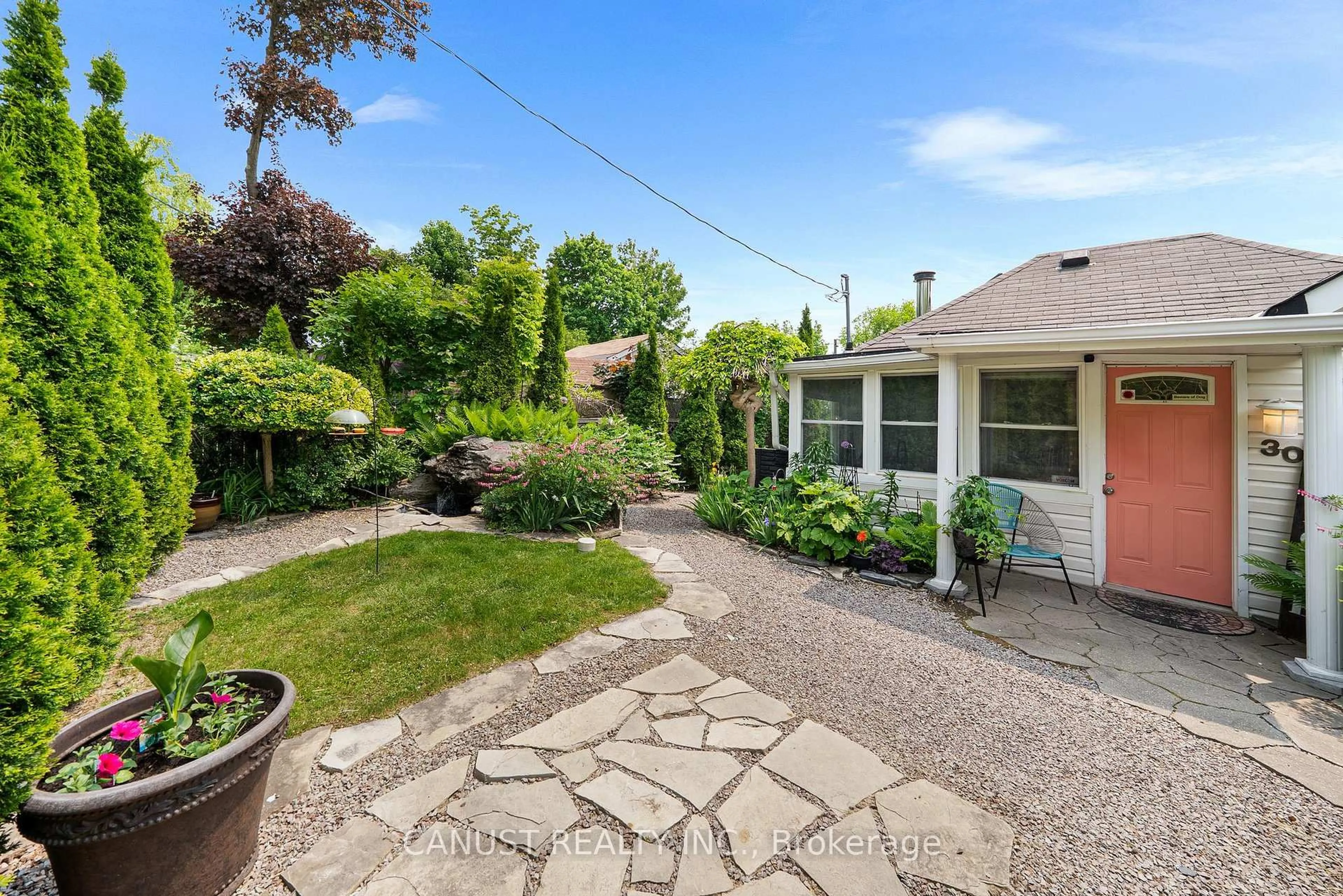 Patio, street for 30 Parkhill Dr, Whitchurch-Stouffville Ontario L4A 2G1